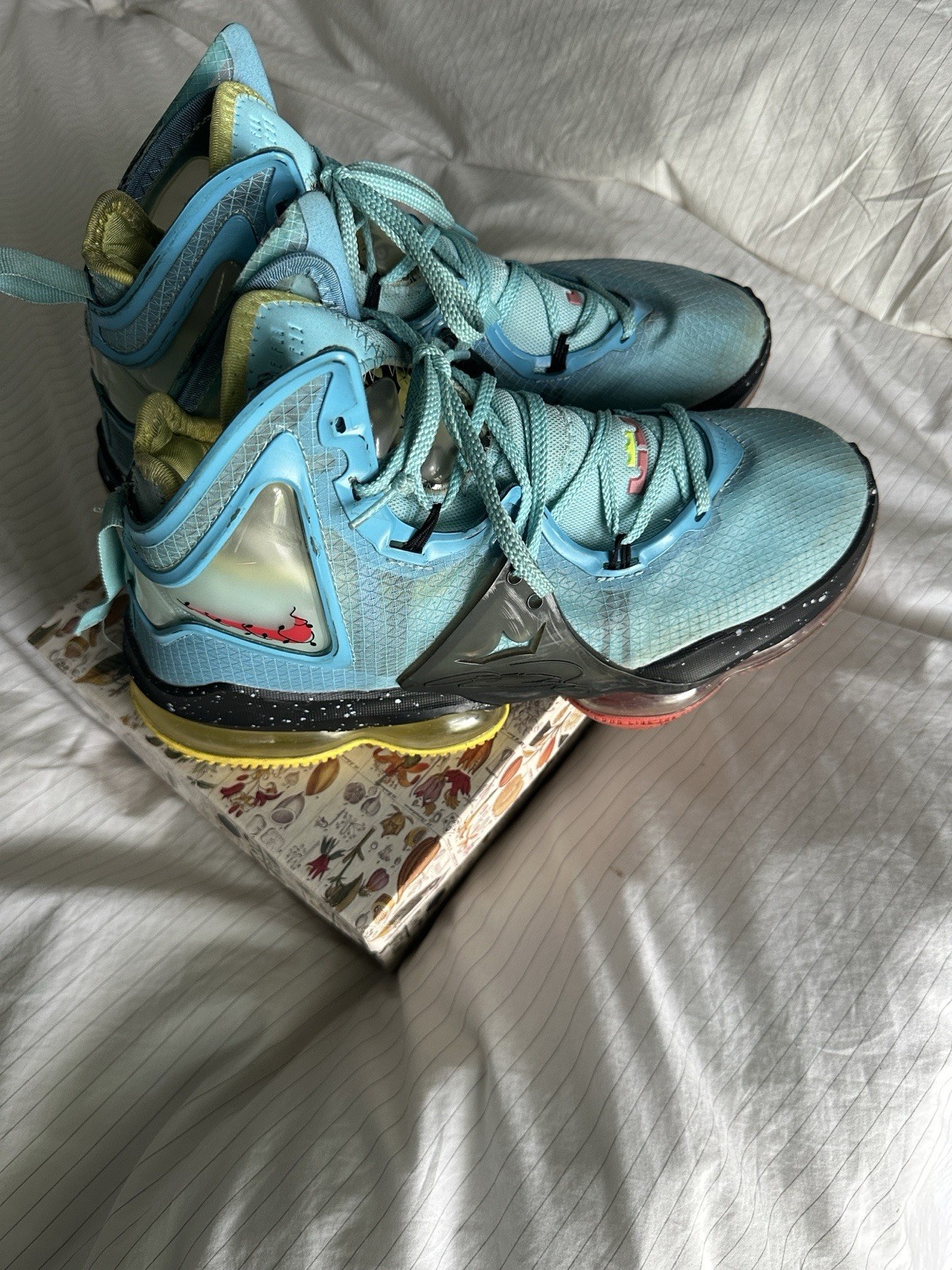Nike LeBron 19 Men’s Basketball Mid Top Lace-Up Sneakers Rubber Outsole