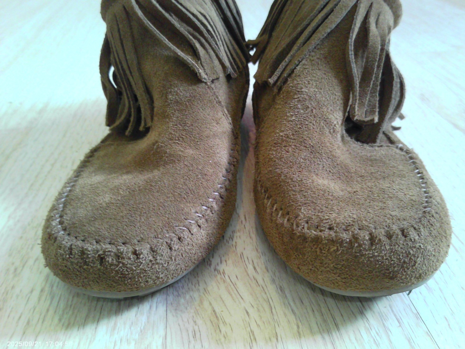 Minnetonka Moccasins Womens 9.5 9 1/2 Suede Fringe Beads Boho Shoes Slippers