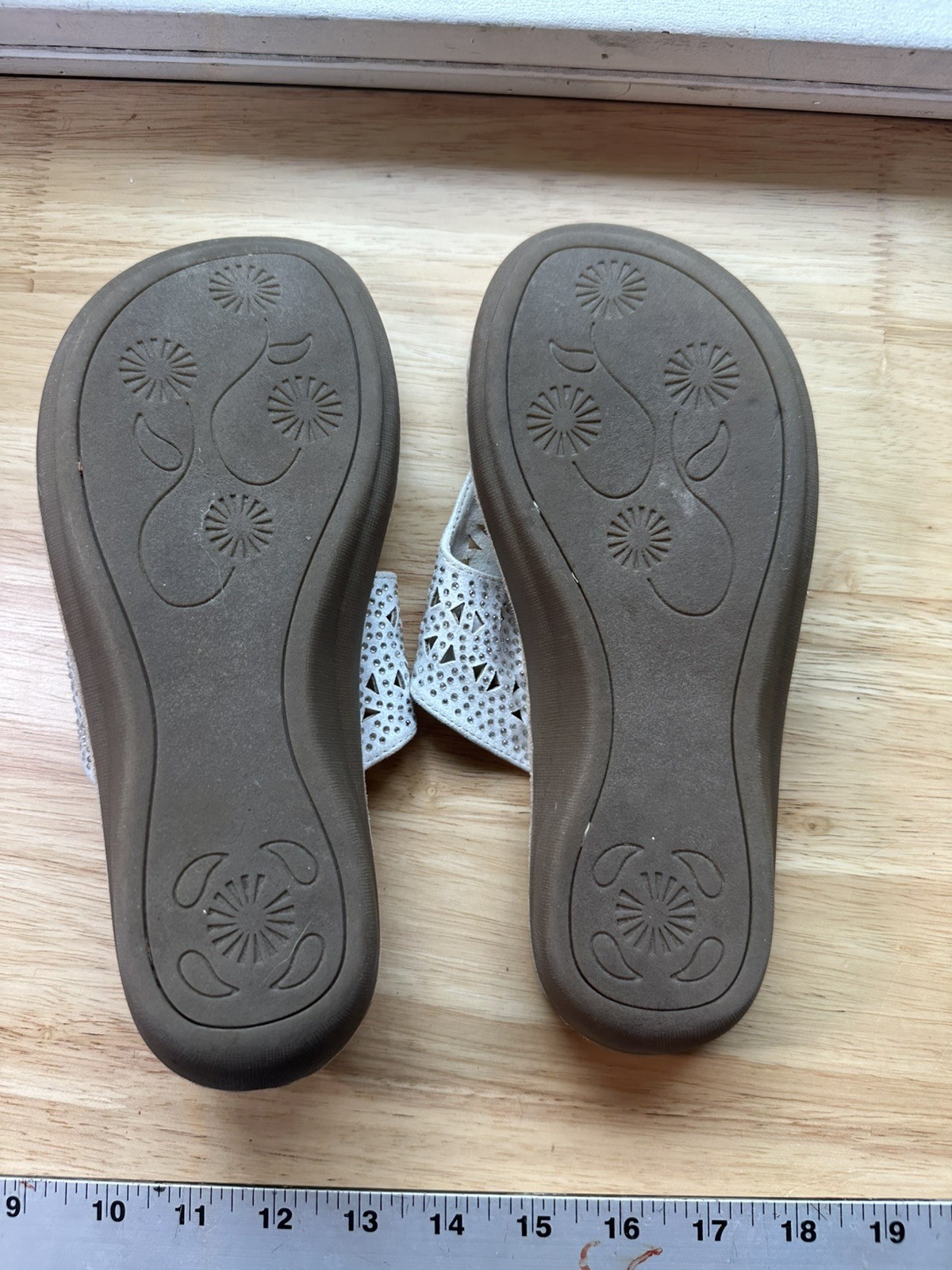 Mountain Sole Women’s Sandal White decorative cut white rhineston Size 7