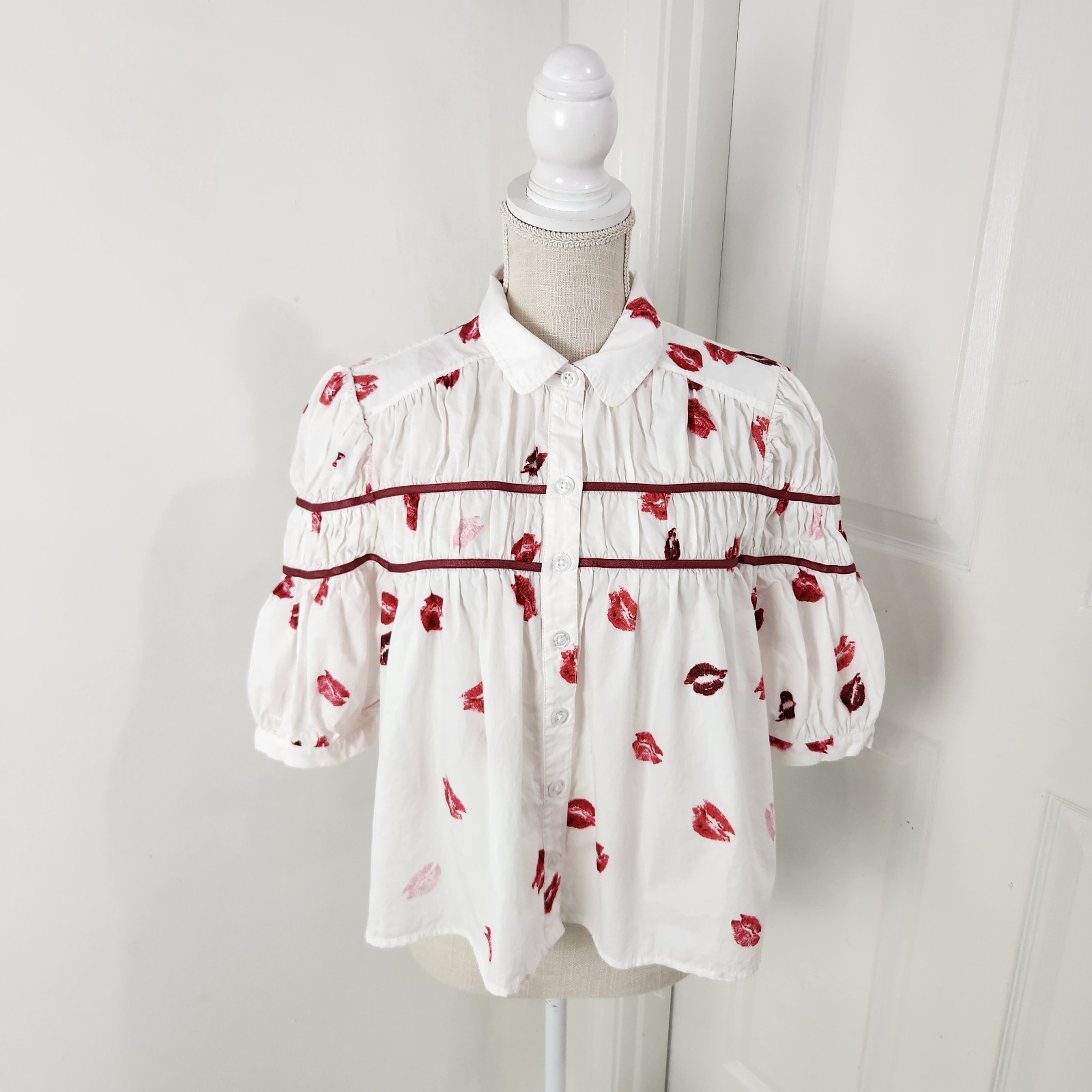 Maeve Top L Leandra Shirred Yoke Blouse Lipstick Kisses Novelty Valentines Day