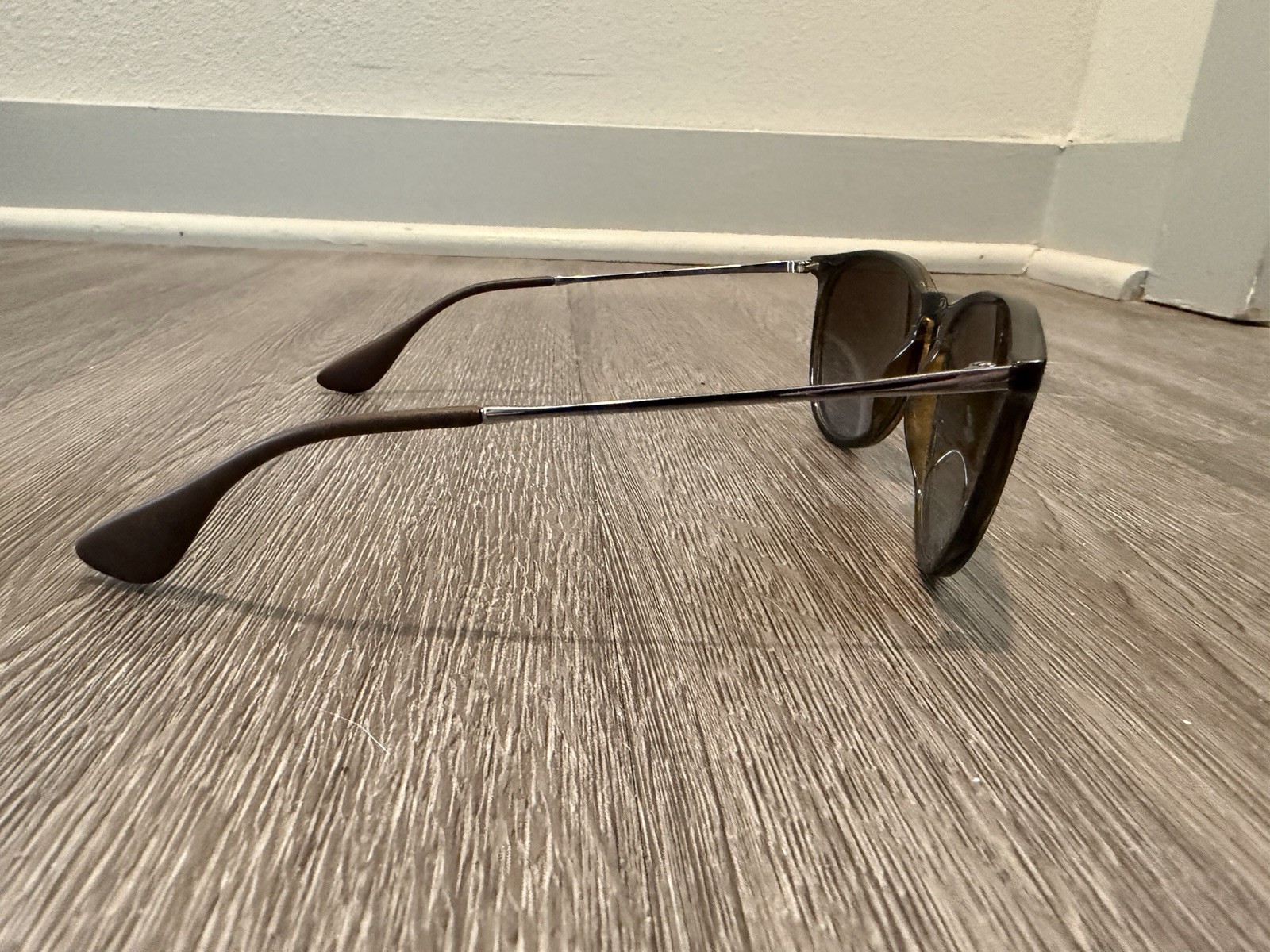 Authentic RAY-BAN ERIKA RB4171 710/T5 WOMEN’S POLARIZED SUNGLASSES 54mm Lens
