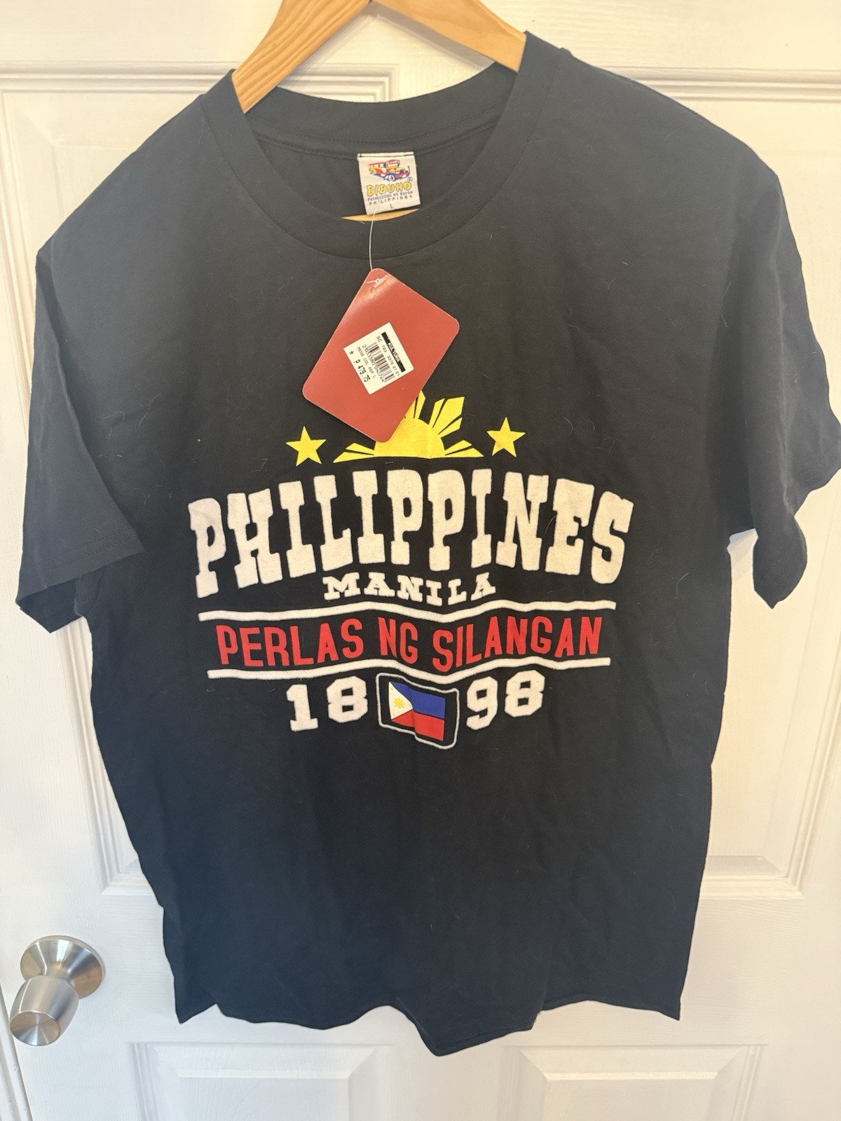 NWT Dibuno brand t-shirt featuring “Philippines Manila” graphic Size Large