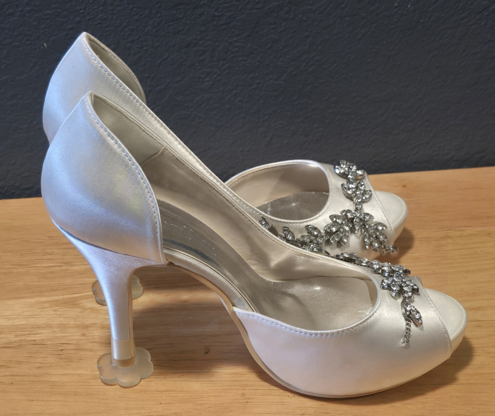 Elegant Park Satin Wedding Shoes For Bride Size 7 Ivory Crystal Vine