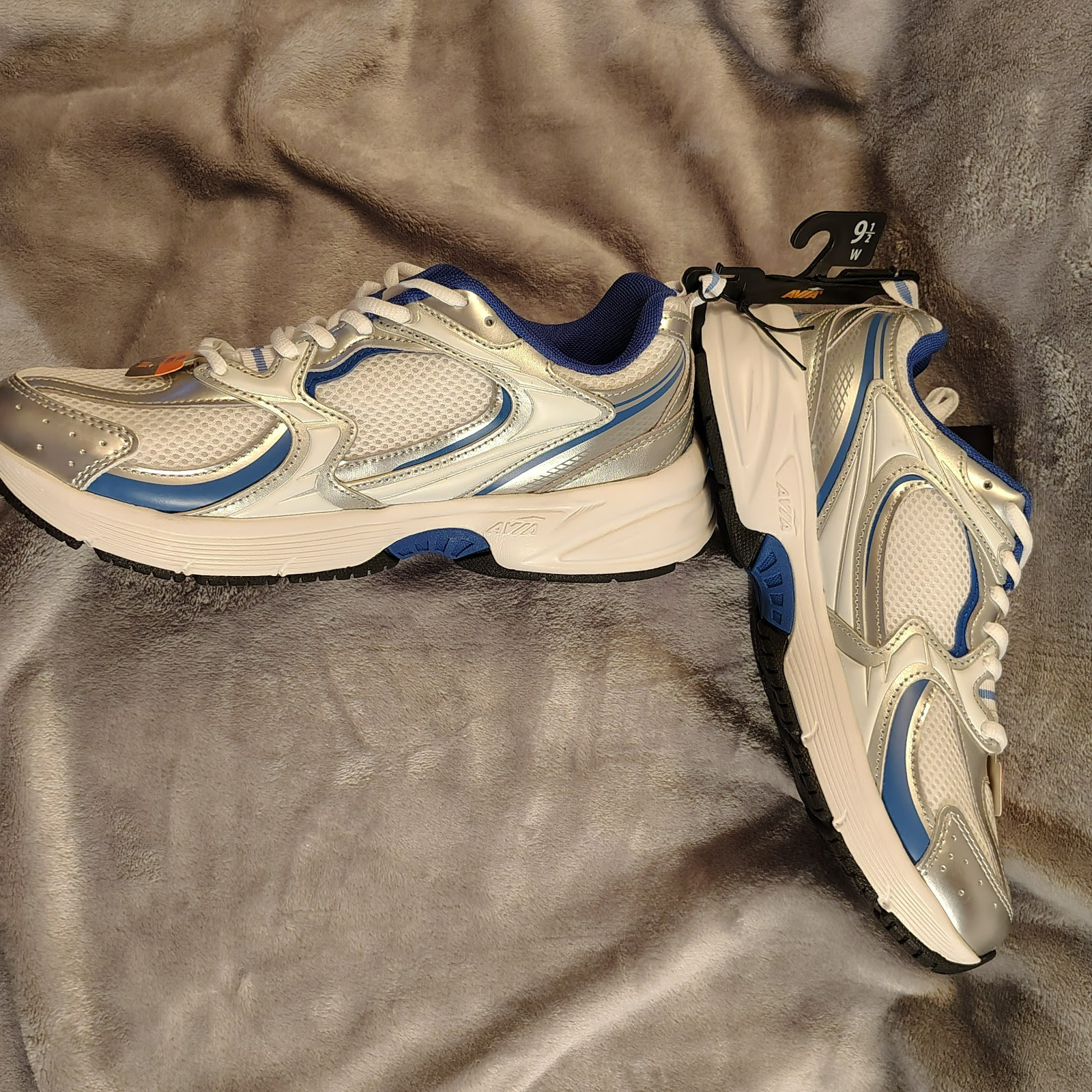 NEW W/ Tags AVIA Women’s Blue & Silver 5000 Sneakers Odor Control Size 9 1/2 W