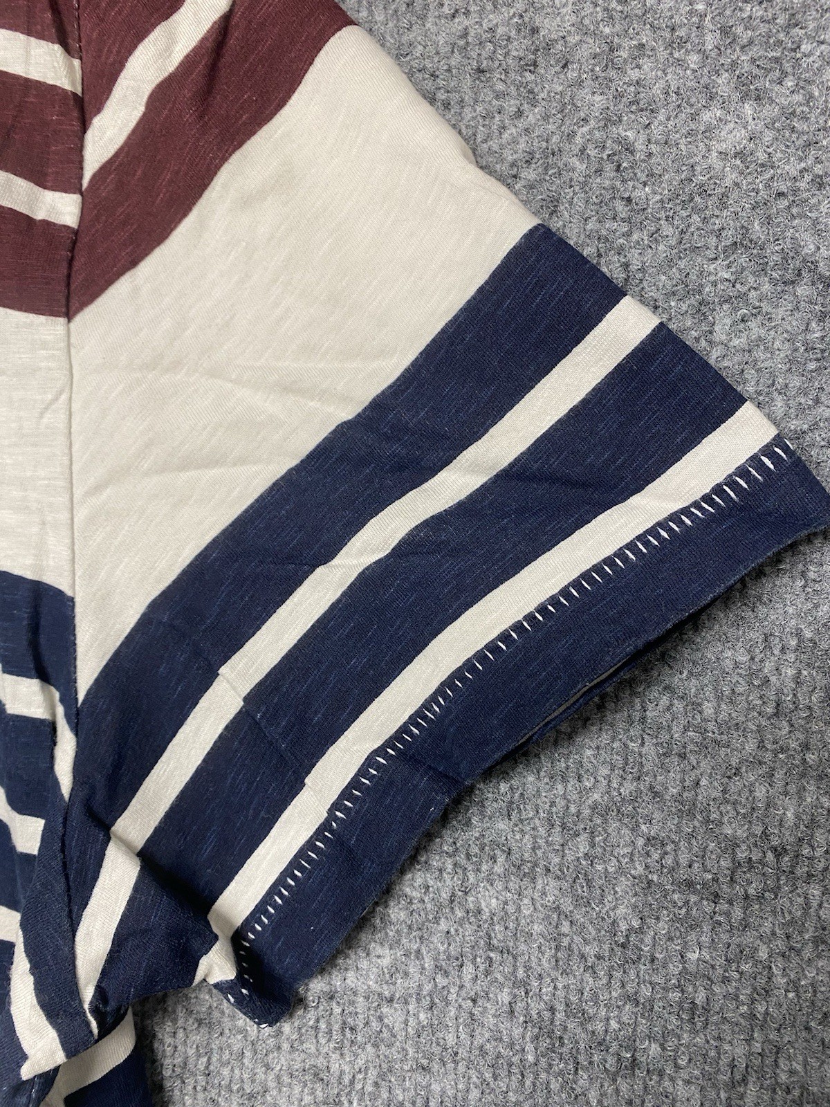 American Eagle Navy Blue Striped V-Neck T-Shirt Athletic Fit Men’s Sz XXL Cream