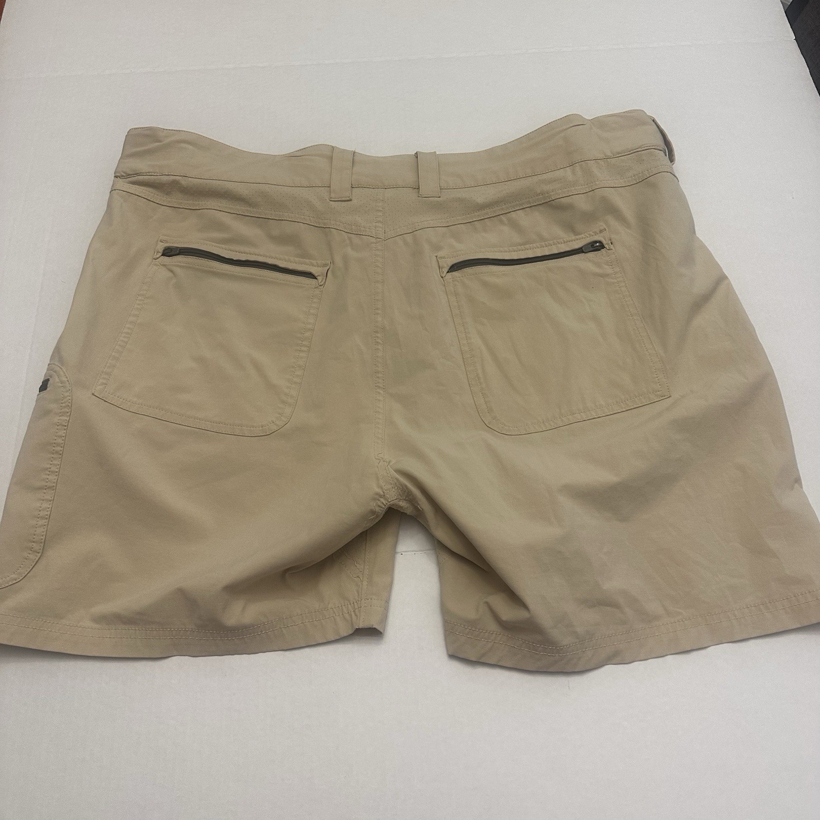 Huk Performance Fishing Cargo Shorts Size XXL Khaki 7” Inseam Quick Dry Vented