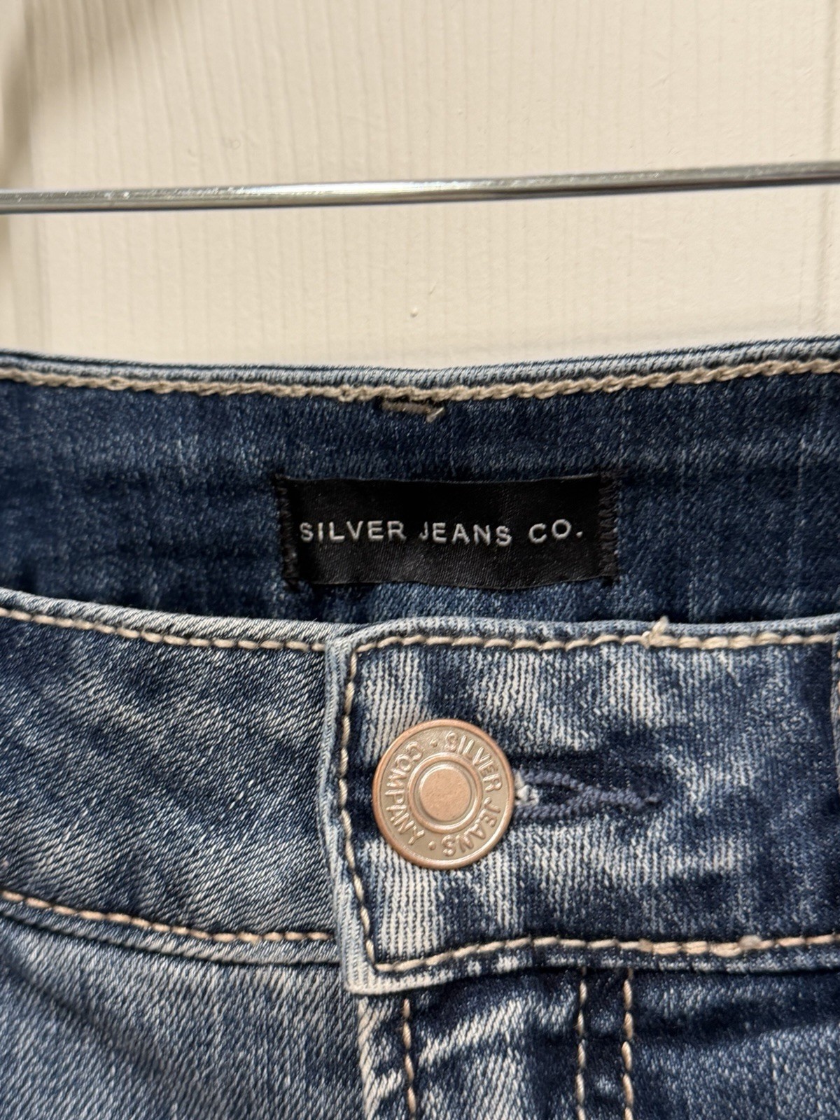 Silver Jeans Co. Suki Curvy Mid Rise Blue Medium Wash Distressed Capri Jeans