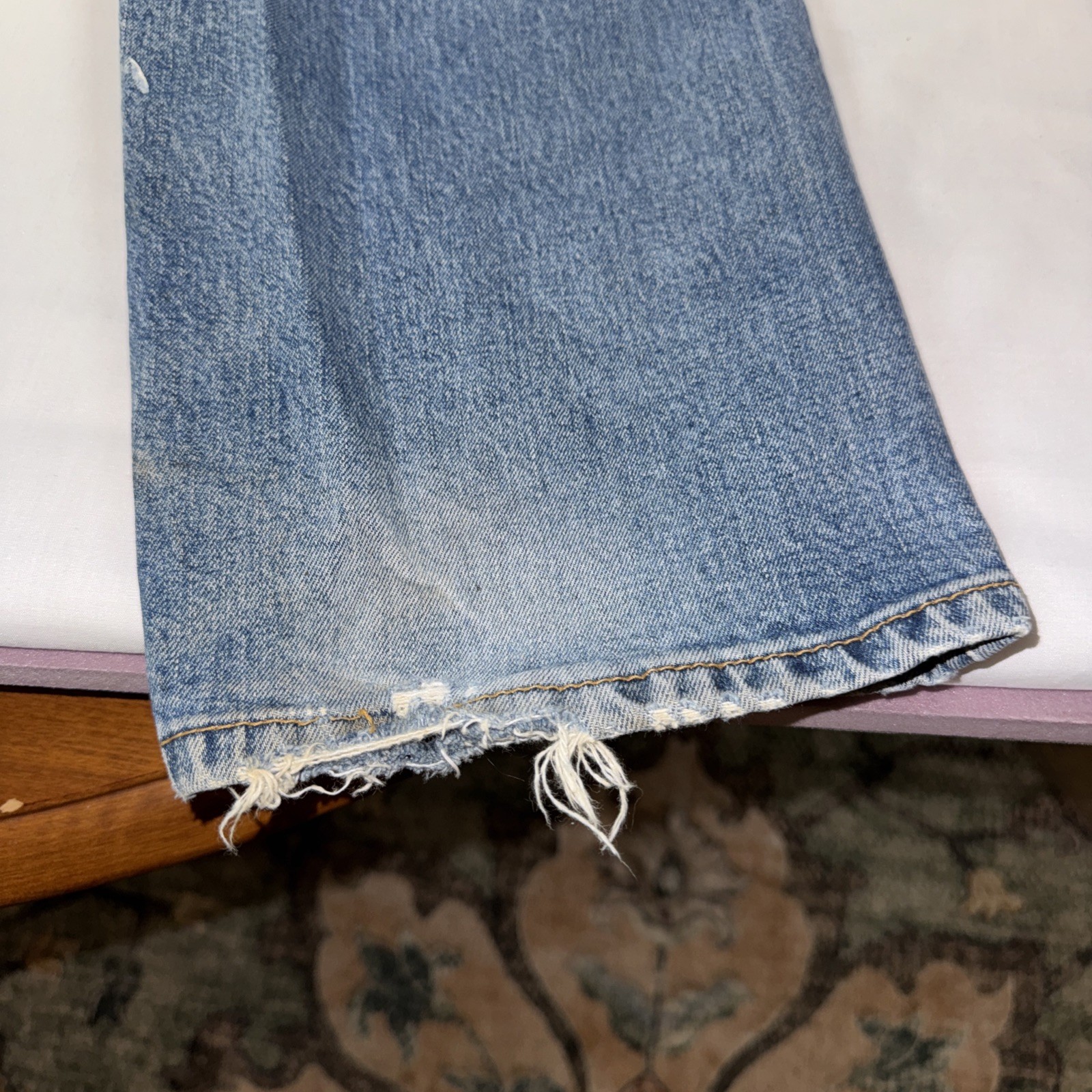 Levi’s 550 Men’s Relaxed Fit Jeans – Stonewash Blue Size 38×34 Thrashed