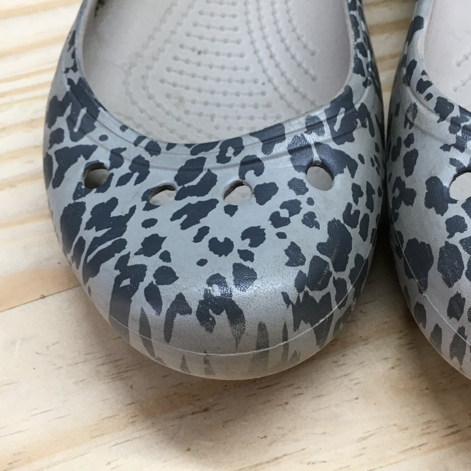 Crocs Sandals Womens 8 Kadee Ballet Flats Gray Rubber Casual Animal Print 203105