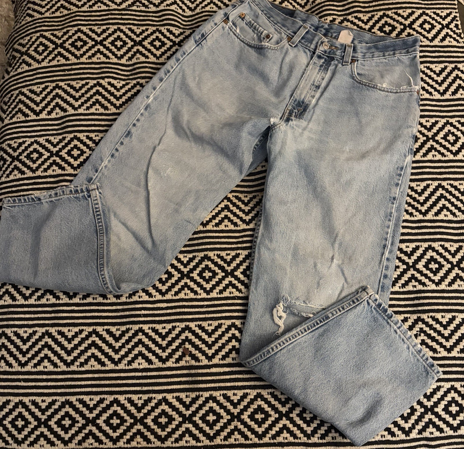 Vintage Levi’s Men’s Light Wash Blue Denim Straight Jeans Regular Fit Distressed
