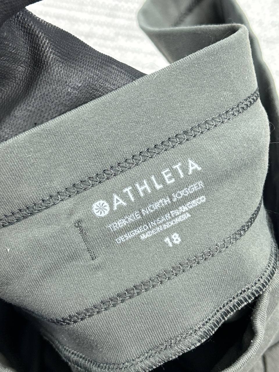 Athleta Trekkie North Legacy Jogger Pants Womens 18 Green Abrasion Resistant