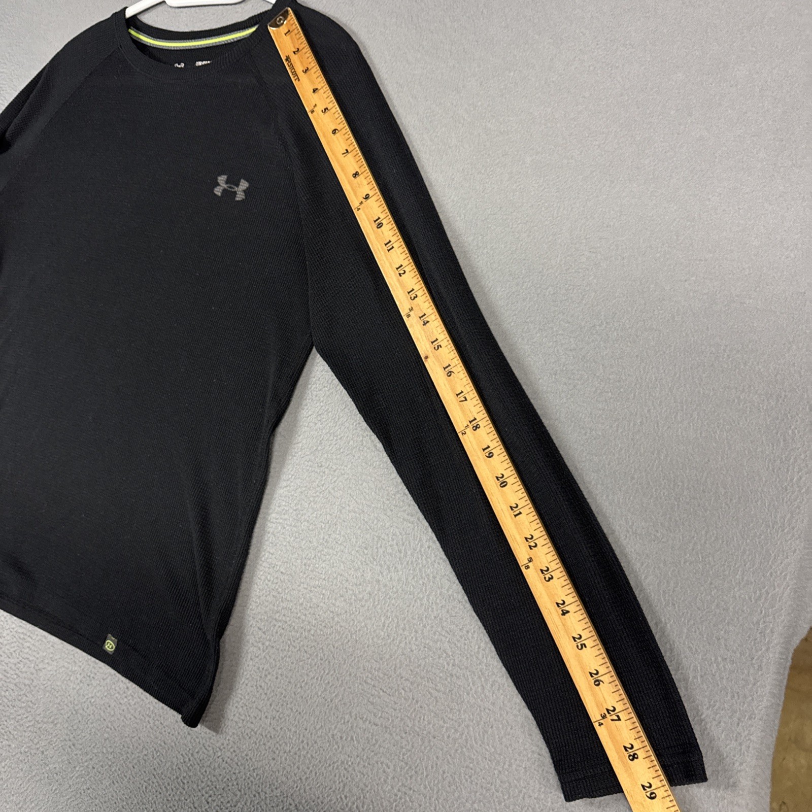 Under Armour Shirt Mens Medium Black Gray Fitted All Season Gear Waffle Knit