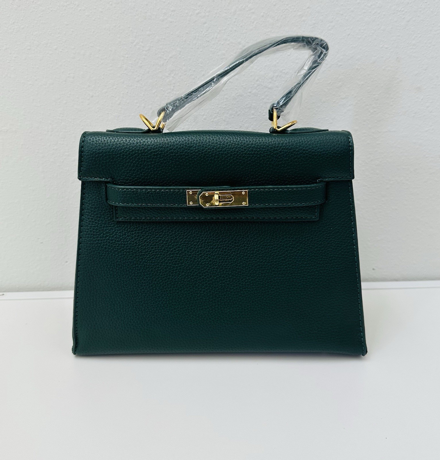 Classic Trapezoid Green Leather Shoulder Bag With Strap For All-Occasions