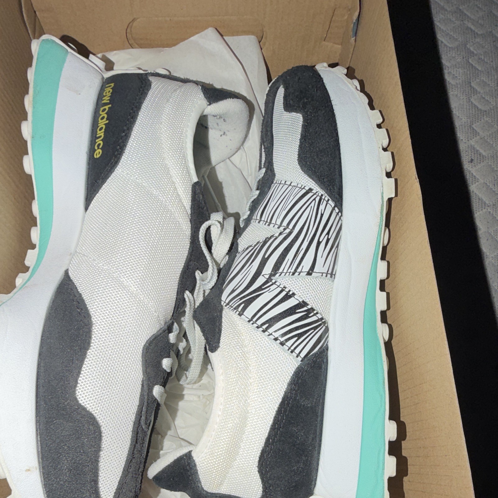 New Balance 327 Women’s Low Top Lace-Up Sneakers White Black Green WS327KC