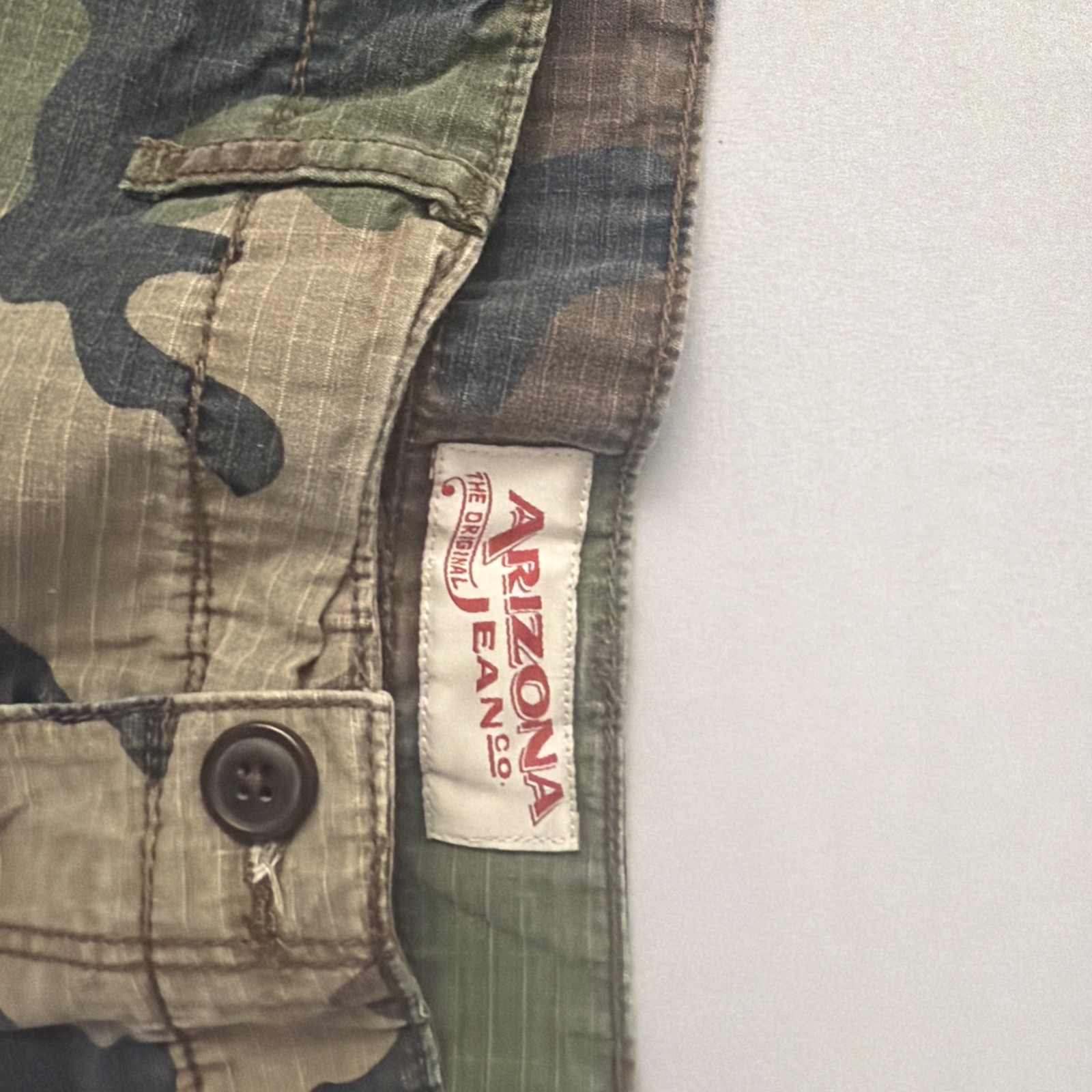 ARIZONA JEANS CO CAMO CARGO SHORTS ( MENS 36 ) PREOWNED