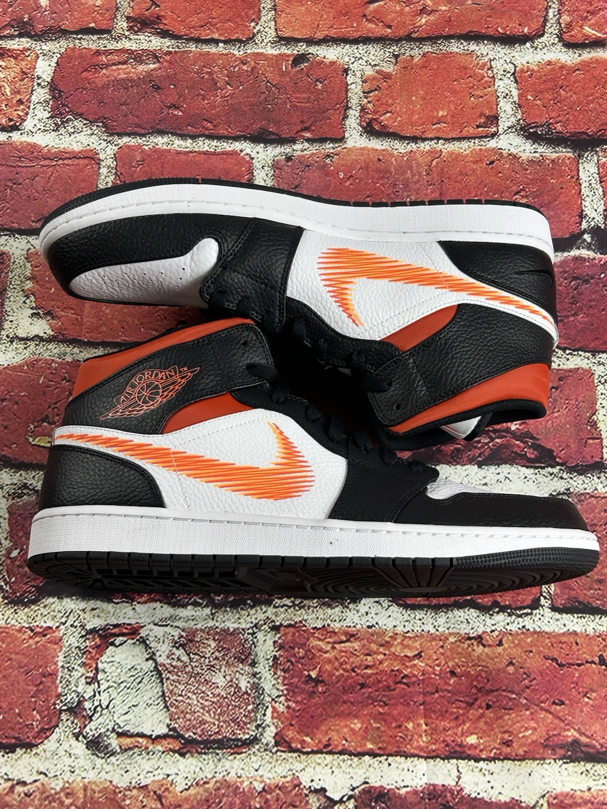 NEW Nike Air Jordan 1 Mid Zig Zag Swoosh Team Orange DN4929-100 Men’s Size 9.5