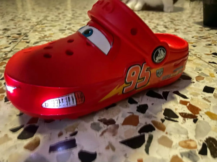 Kid’s LIGHT-UP Lightning McQueen Crocs boys girls Shoes Clog Disney C8-J3 Size !