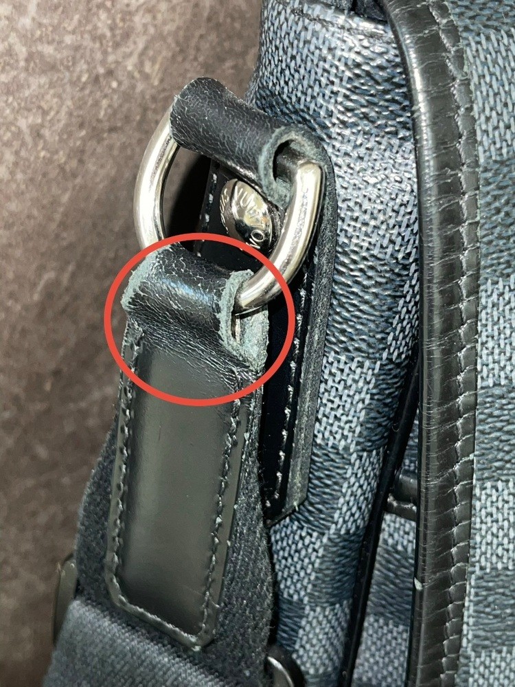 Louis Vuitton District Messenger Gm Please Read* Signs Of Heavy Wear 5.5/10