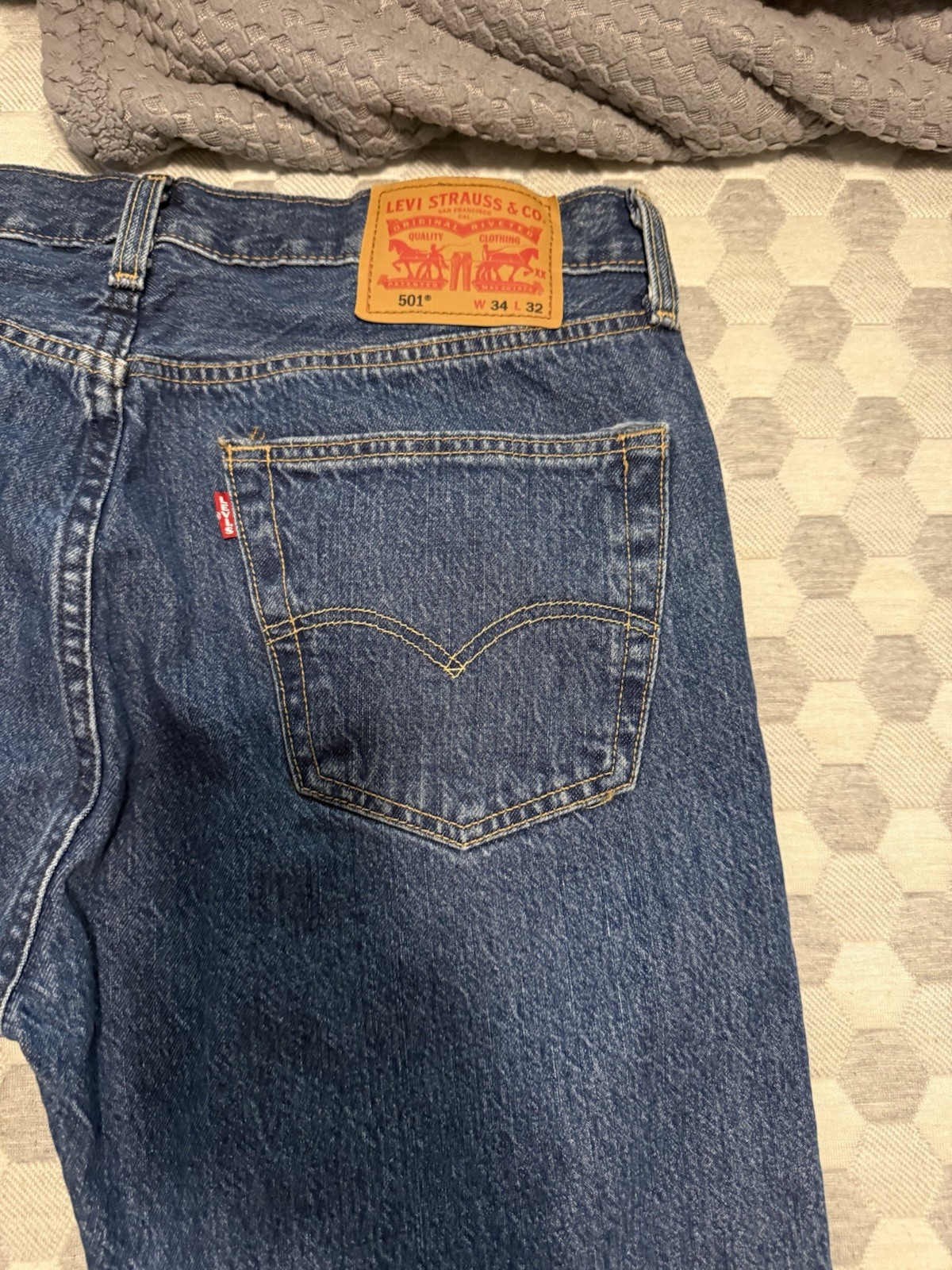 Levi’s 501 Men’s Blue Regular Fit Straight Jeans Medium Wash Denim Mid Rise