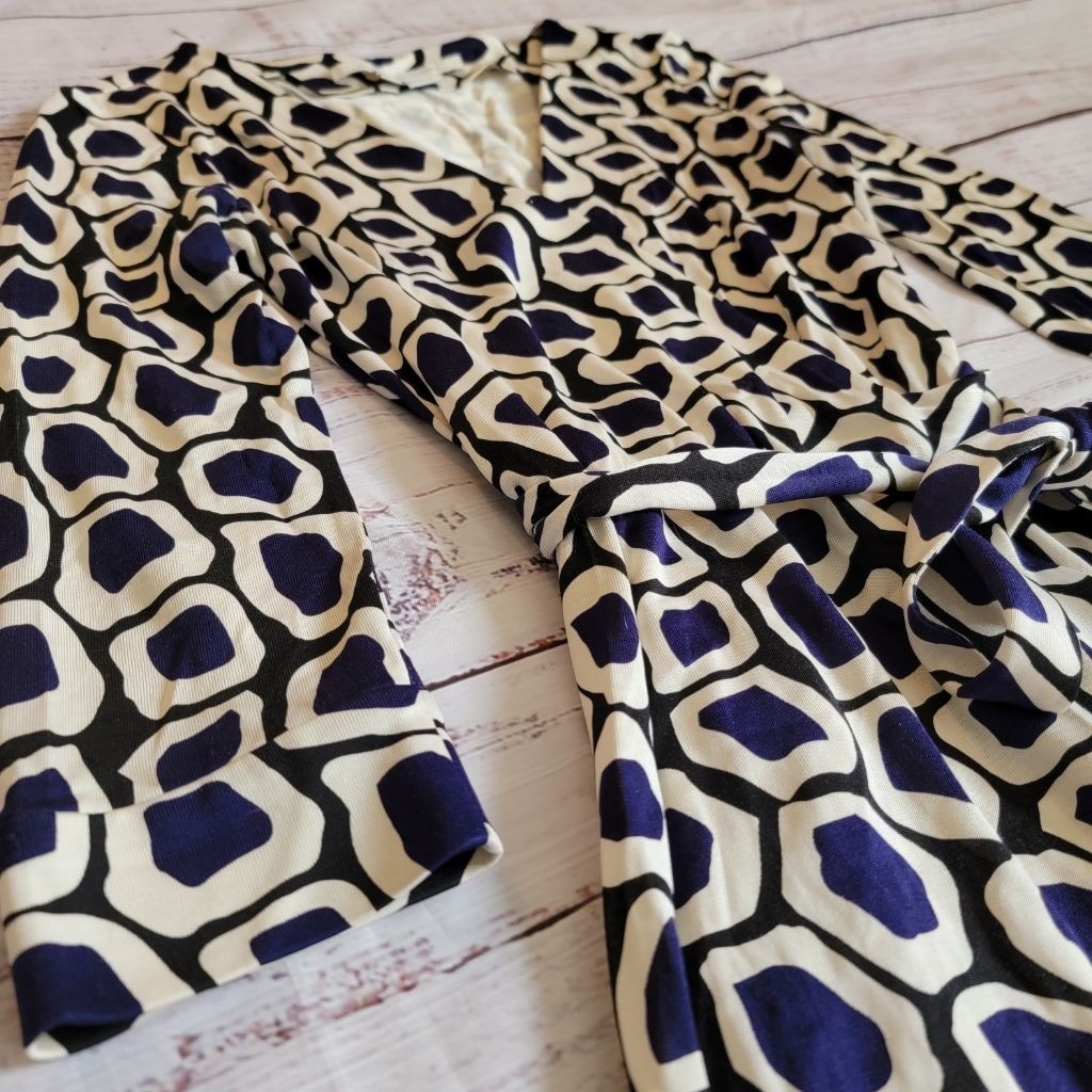 Diane Von Furstenburg Irregular Circle Print Blue White Silk Wrap Dress Womens 2