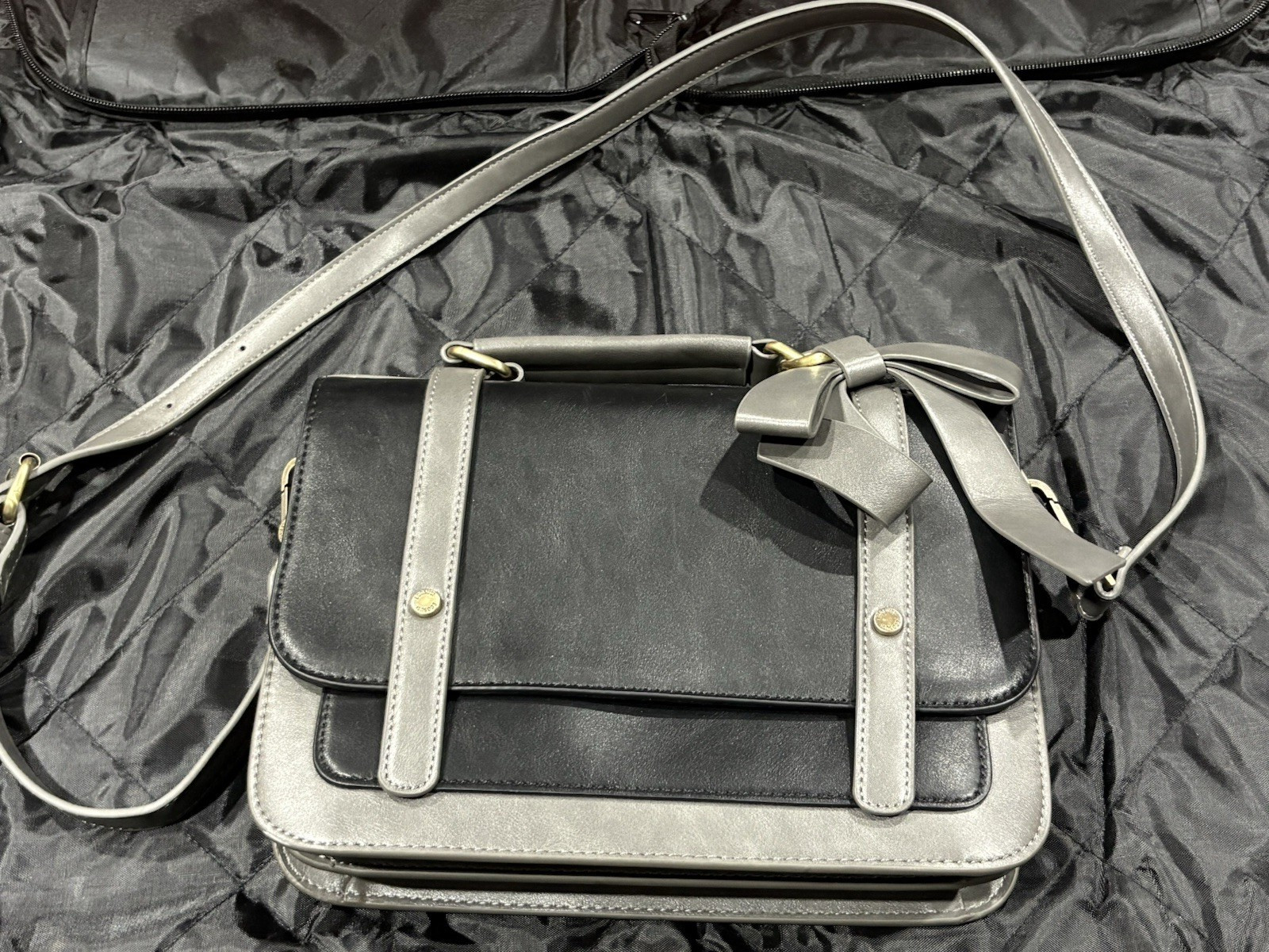 Ecosusi Black/Gray Crossbody Bag Zip Closure Adjustable Detachable Strap Gold