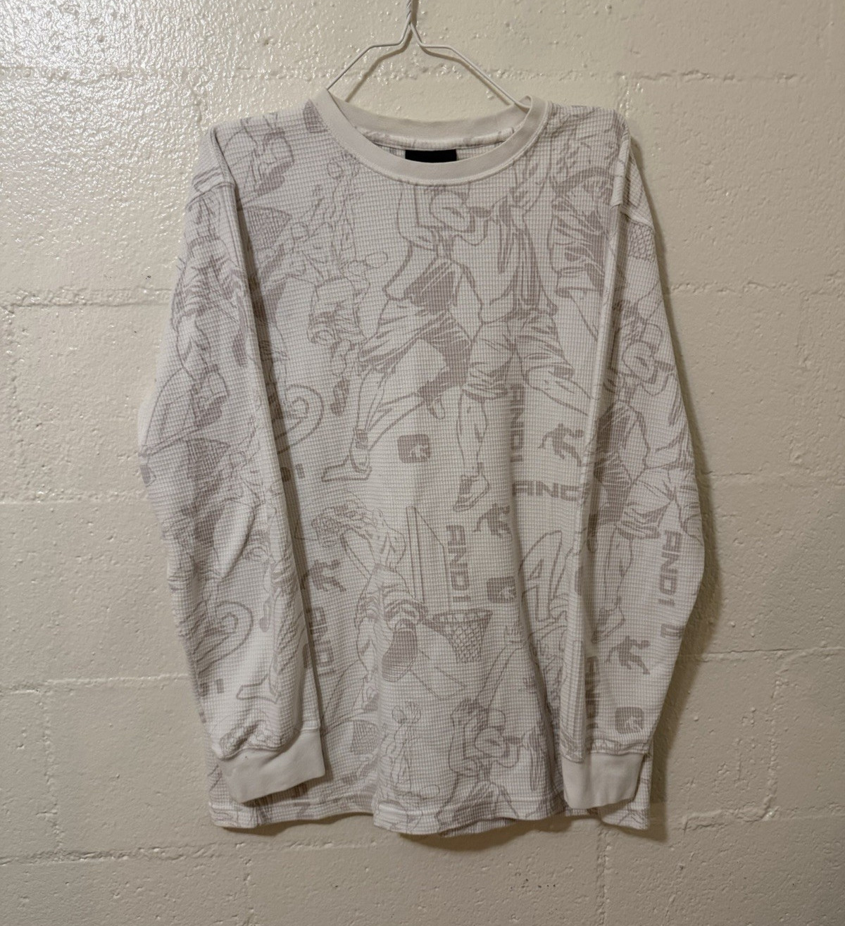 AND1 Men’s L/G White/Gray Long Sleeve Crew Neck Graphic Logo Basketball Tee