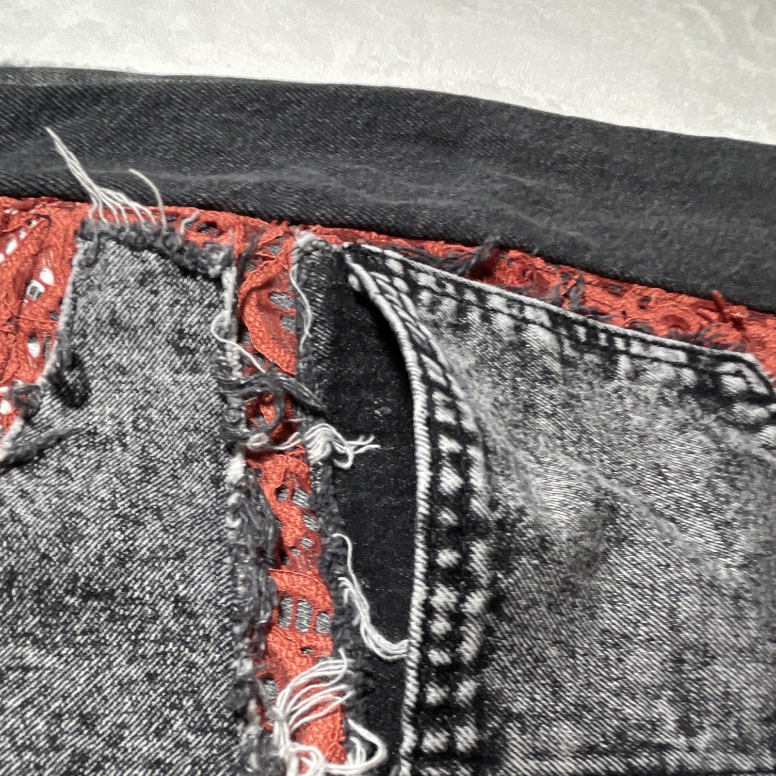 Levi’s Men’s Gray Medium Wash Denim Jeans Slim Straight Mid Rise Distressed
