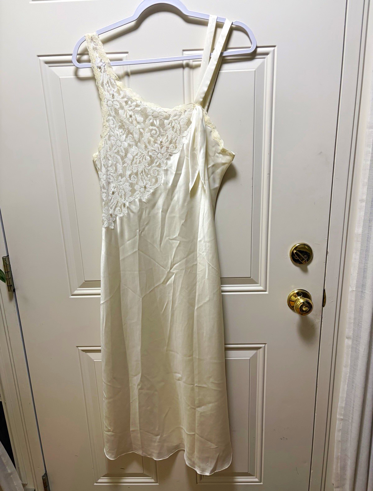 vtg Victoria’s Secret Ivory Satin Floral Lace Full Slip, Adjustable Straps, S