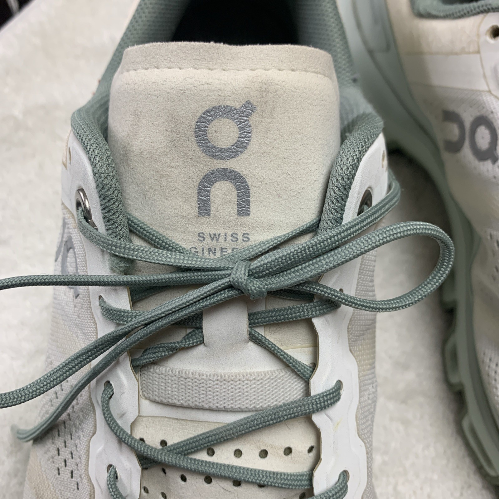 ON Running Women’s US 10.5 Cloudventure White/Moss