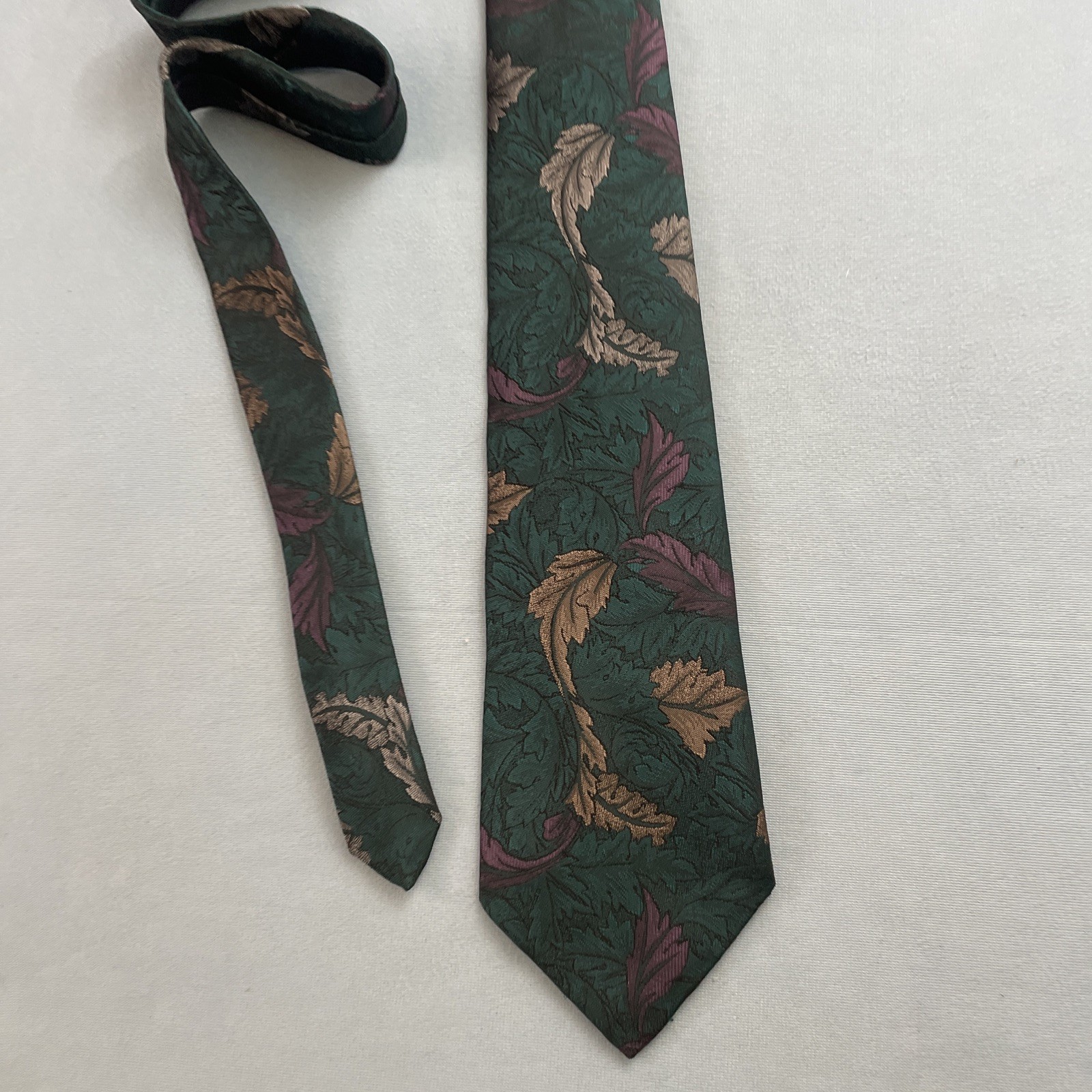 Vtg Necktie Editions Van Heusen Tie Brocade Floral MCM Poly Silk Texture 3×59″