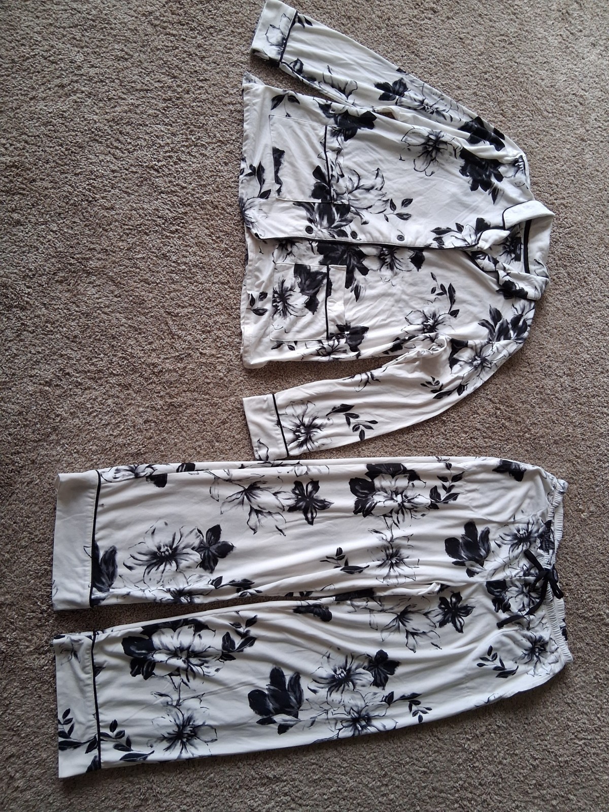 Simply Vera, Vera Wang pajamas set women’s size medium ivory with black flowers