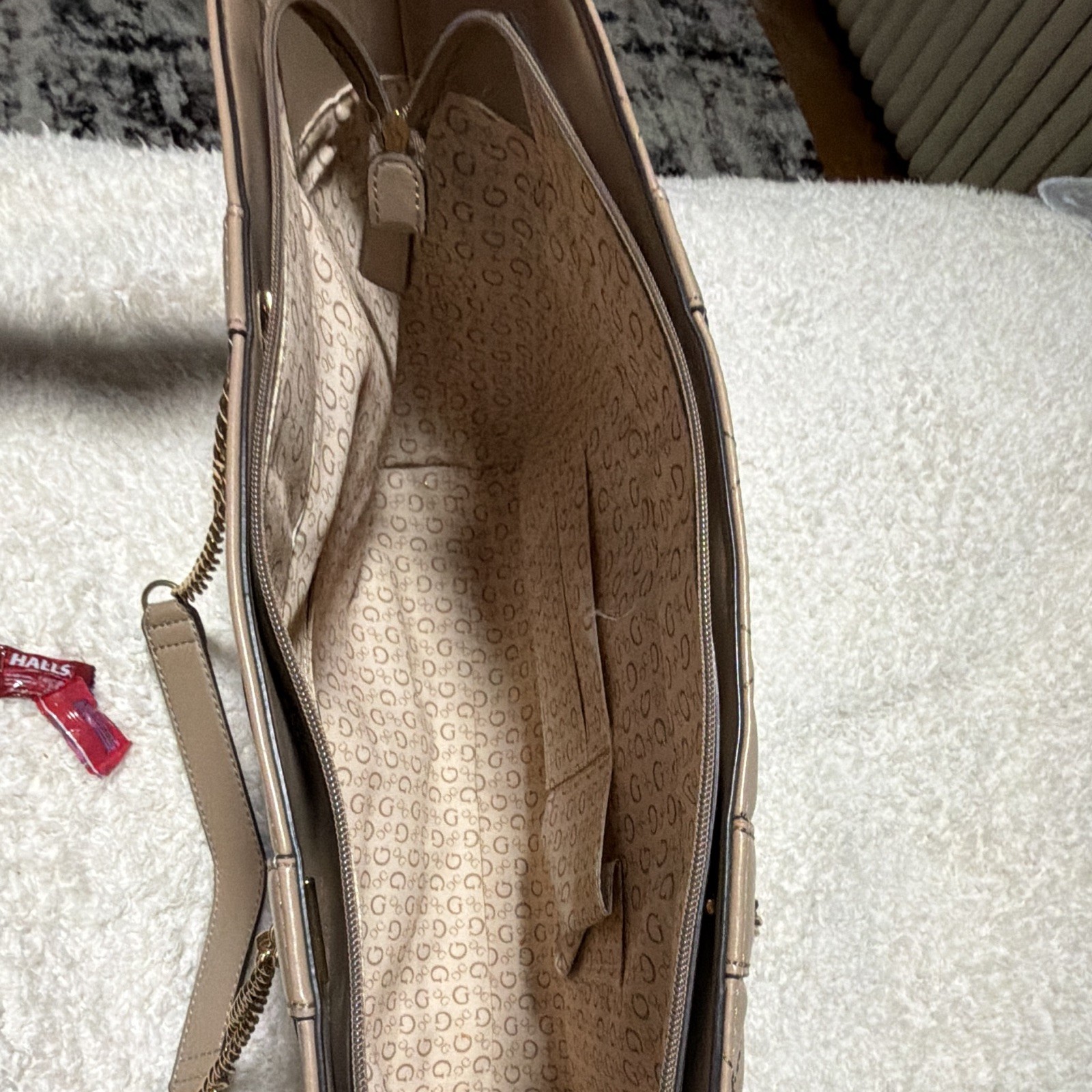GUESS Quilted Beige Shoulder Bag Gold Chain Strap Zip Top Lined Pockets