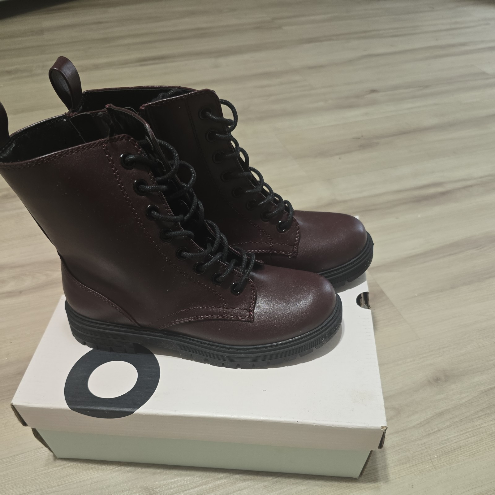SO Boots Womens 8 Combat Boot Reindeer Burgundy Lace Up Side Zip New In Box
