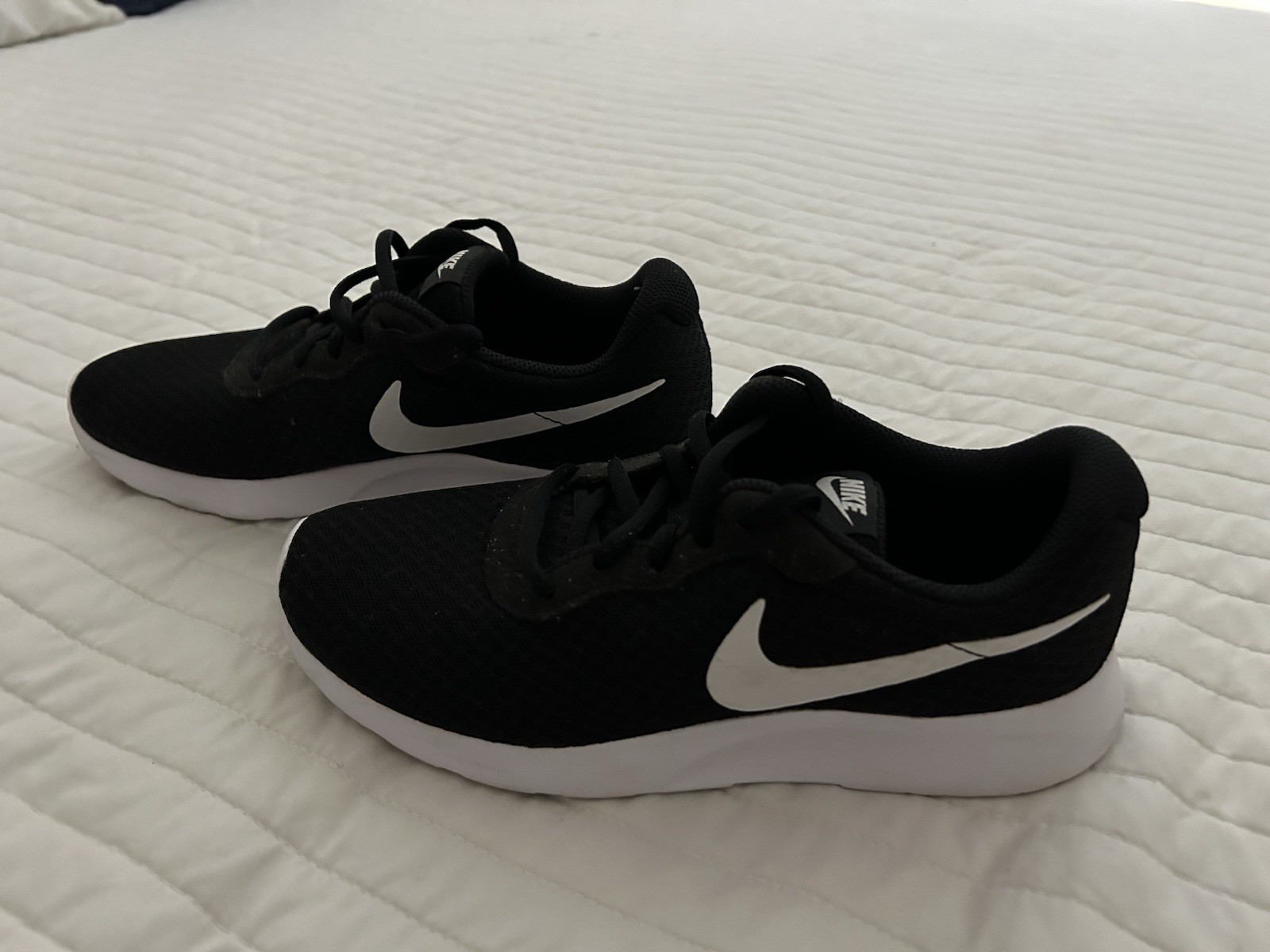 Nike Tanjun Unisex Kids Athletic Sneaker Black/White Mesh Lace Up US 7