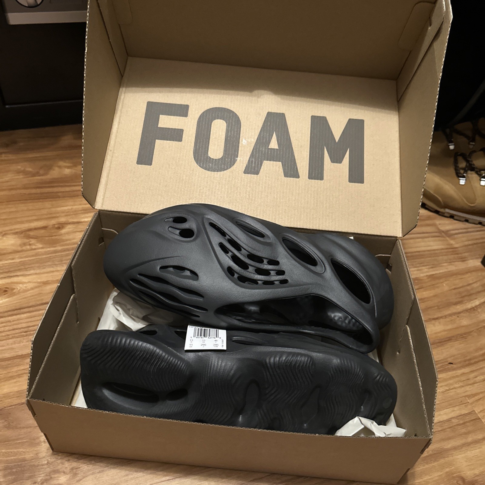Adidas Yeezy Carbon Men’s Size 11 Foam Runner YZY New With Boxes