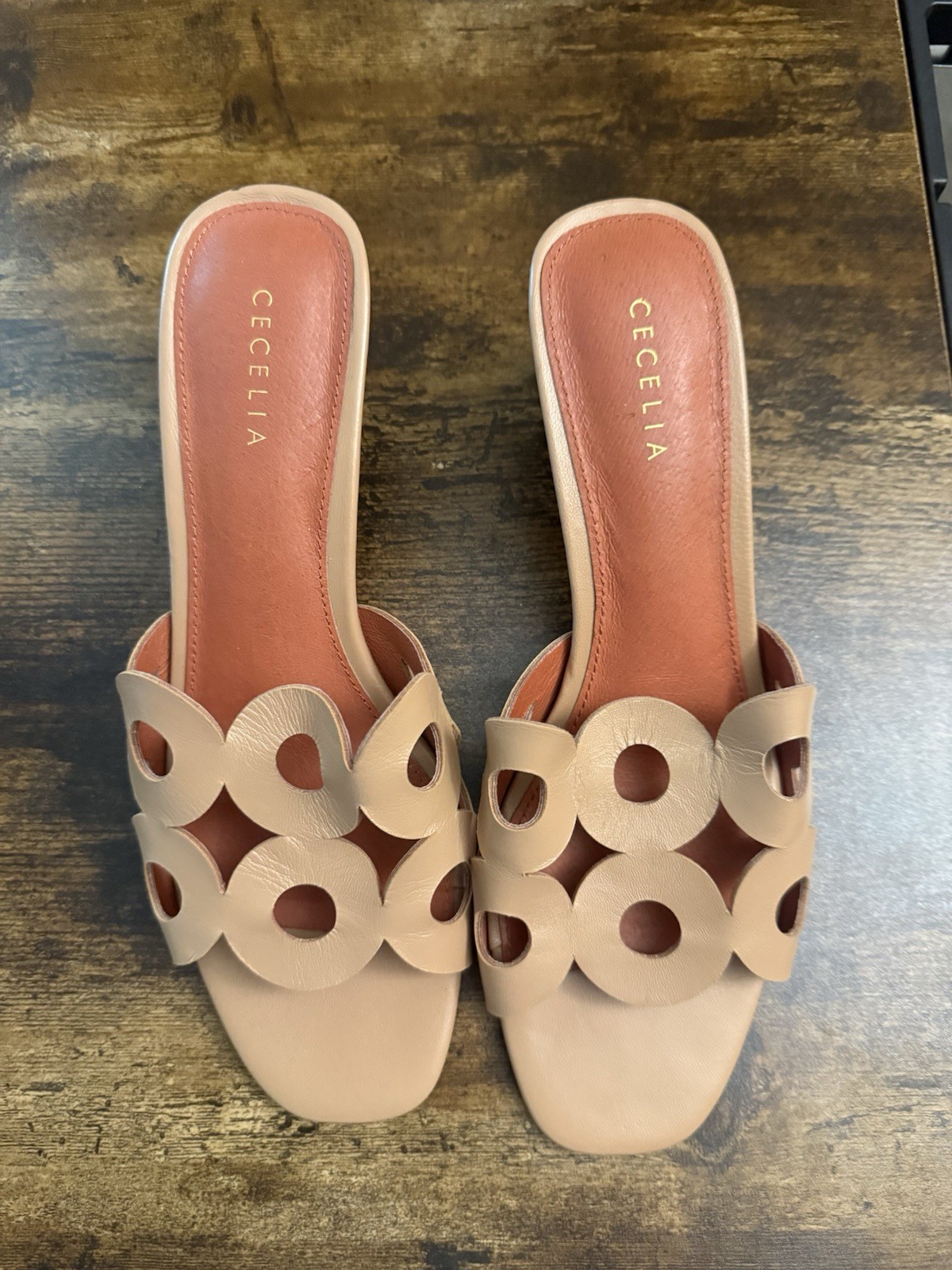 CECELIA NEW YORK Beige Cutout Circle Slide Mules size 8.5