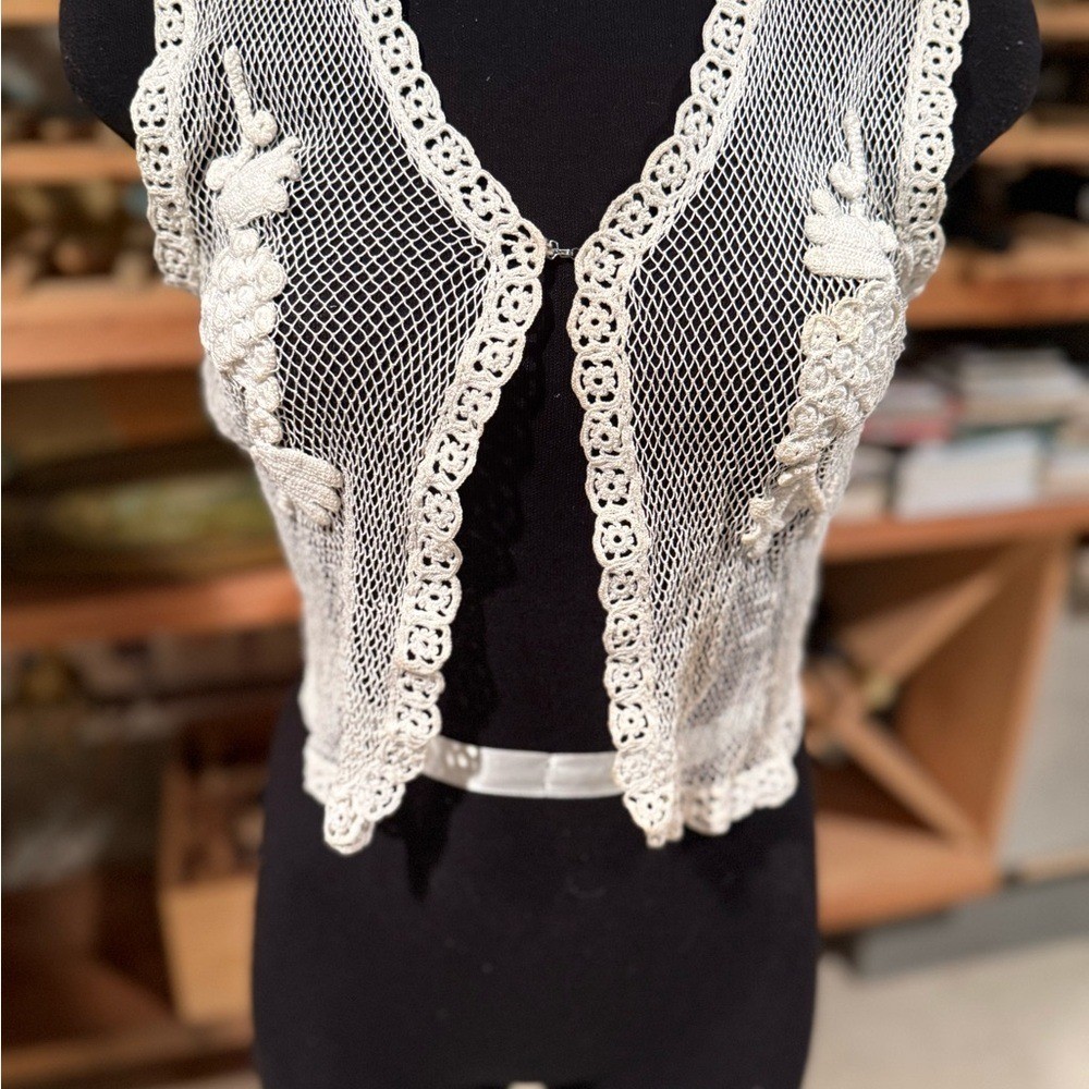 Vintage Hand Crocheted Cotton Mesh Vest Cream Floral Applique Cottagecore Small