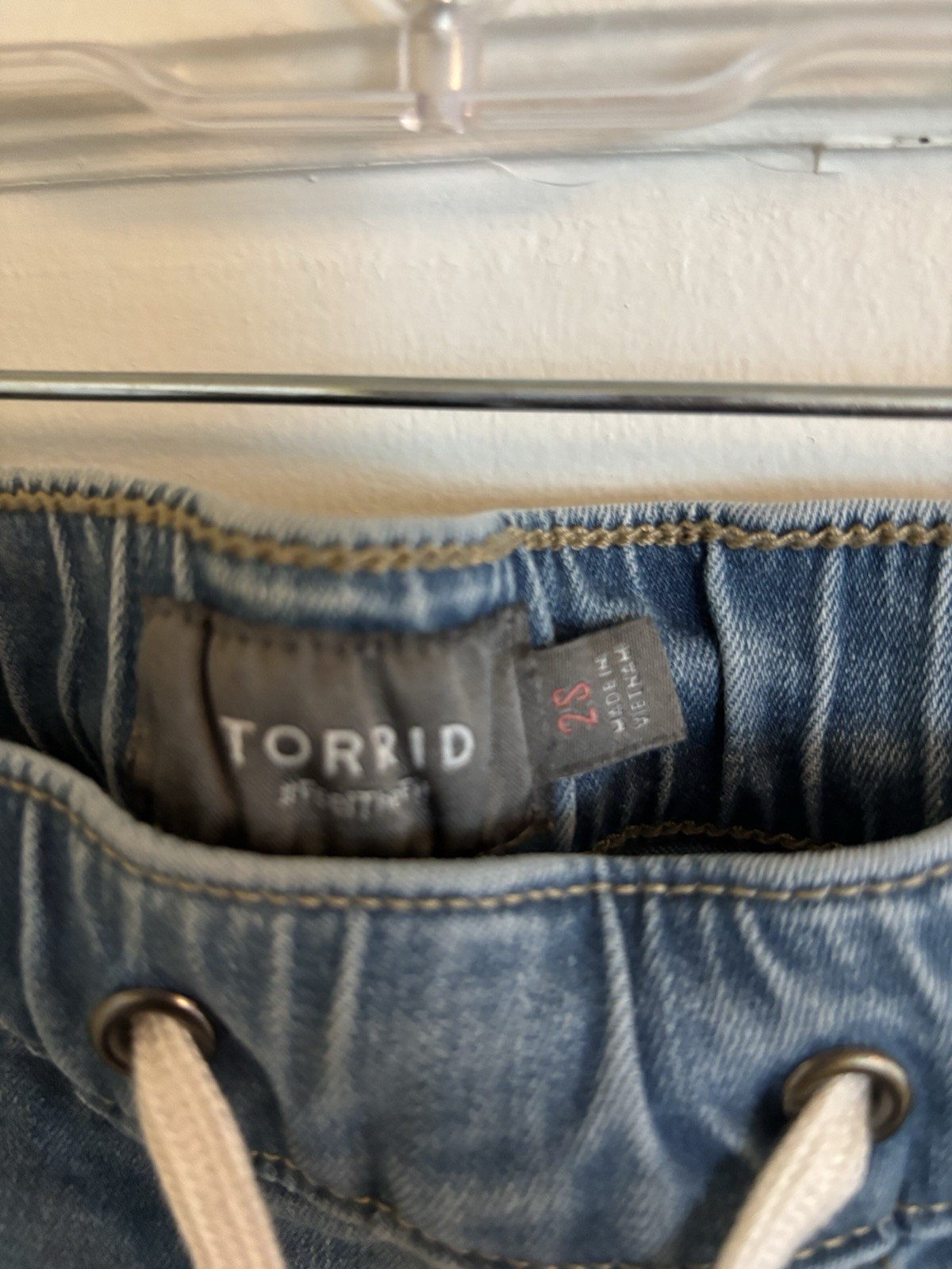 EUC Torrid Light Wash Elastic Waist Jeans Size 2S