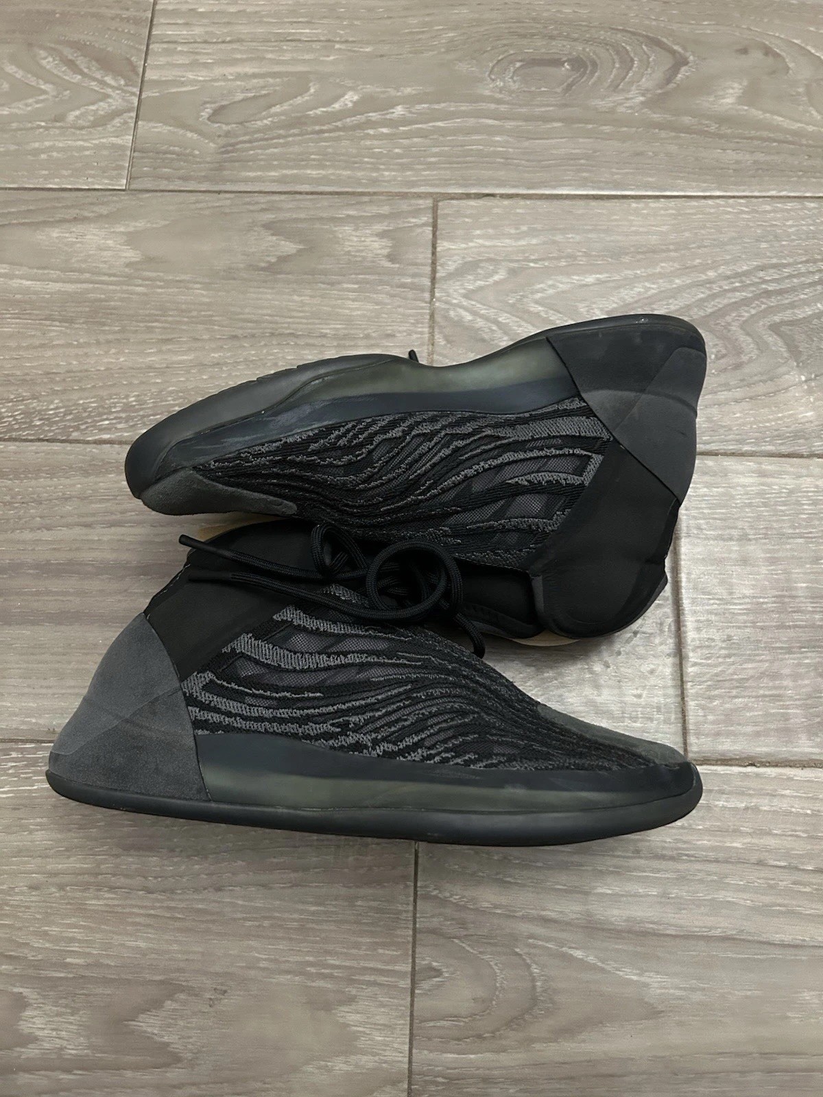 Adidas Yeezy Quantum Onyx Size 9 Men’s In Good Condition with Original Box