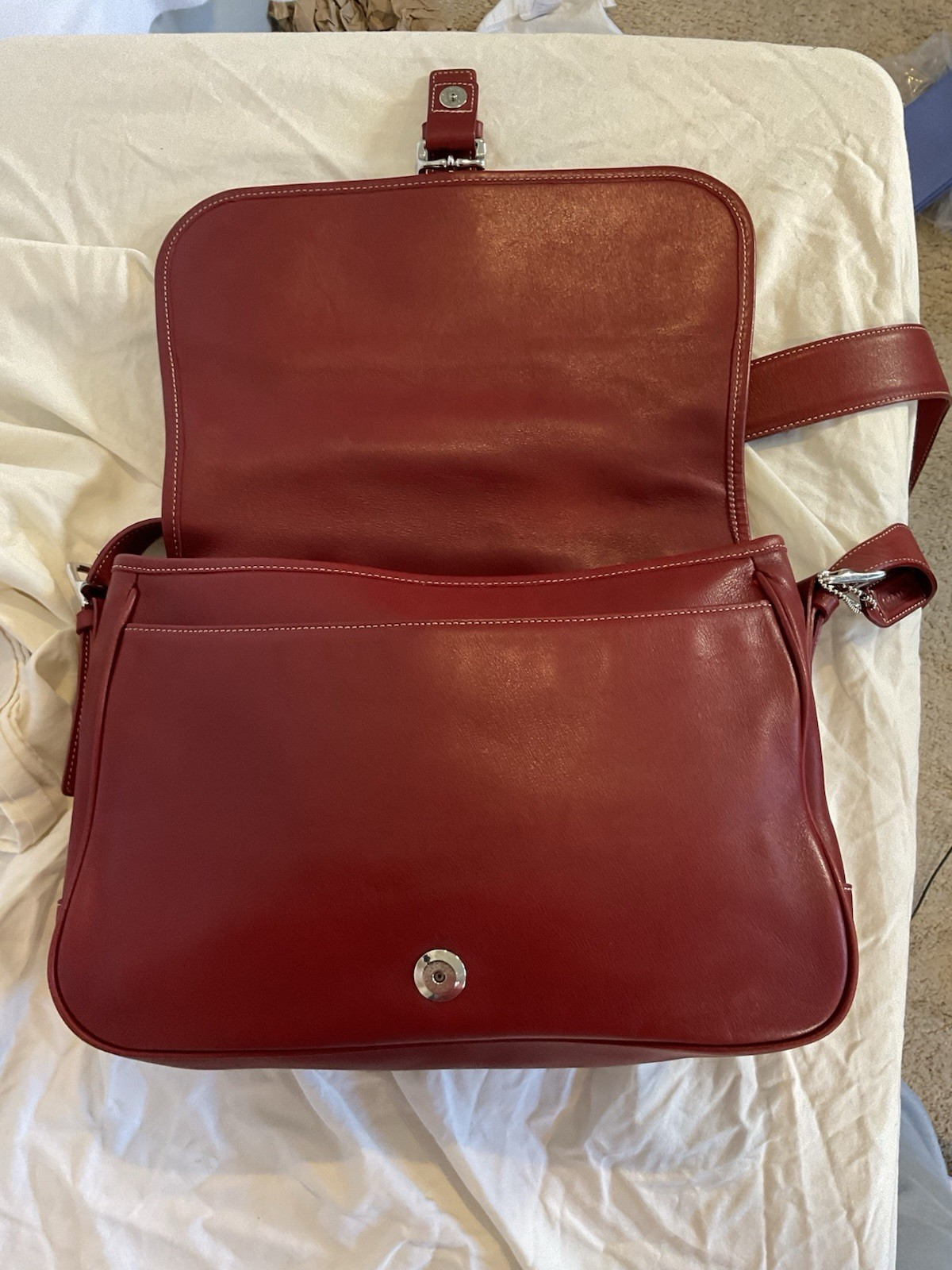Coach, red leather flap messenger, shoulder bag (J1S-7750) EUC