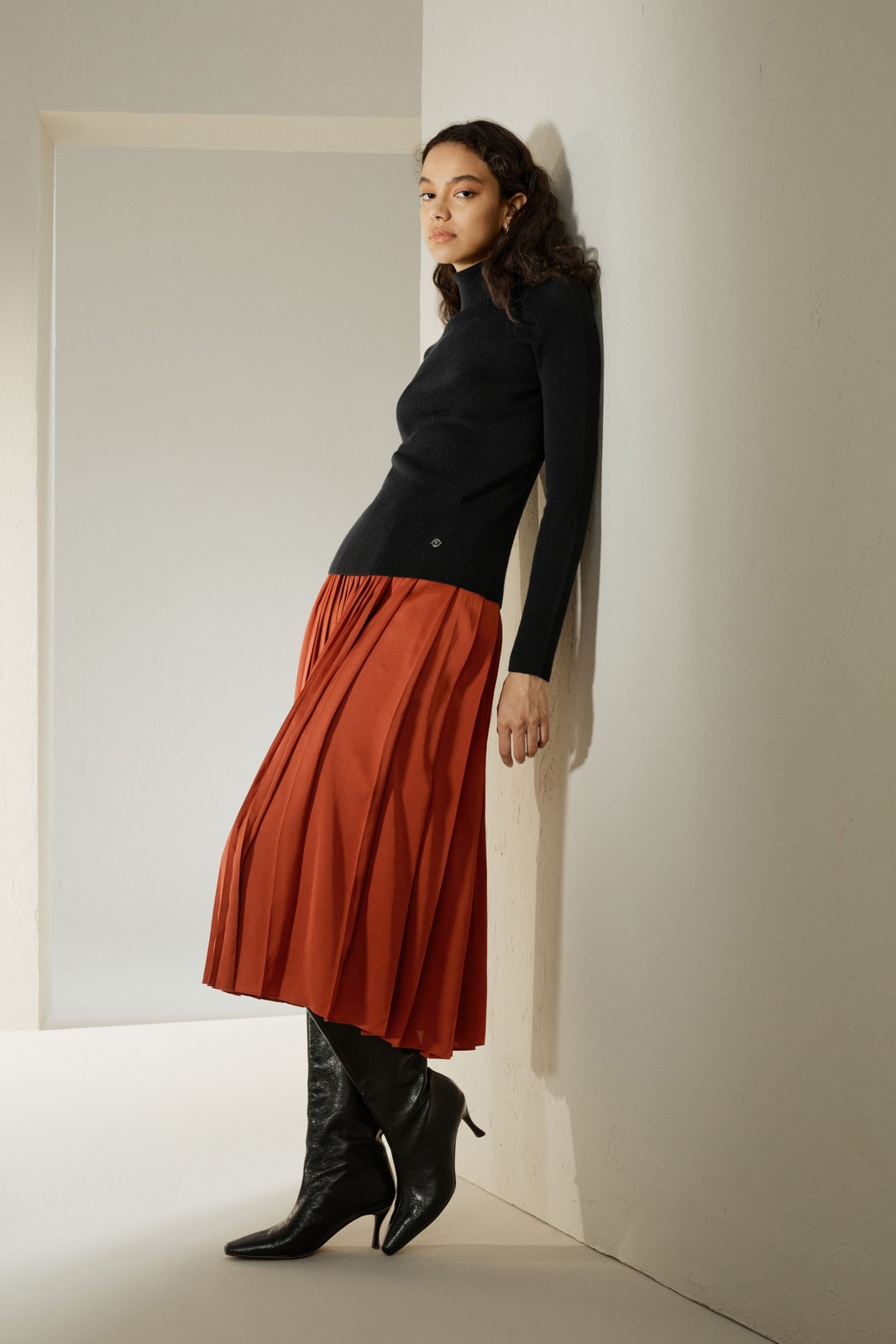 $159 / LILYSILK Seamless SILK-CASHMERE BLEND Black TURTLENECK SWEATER – L