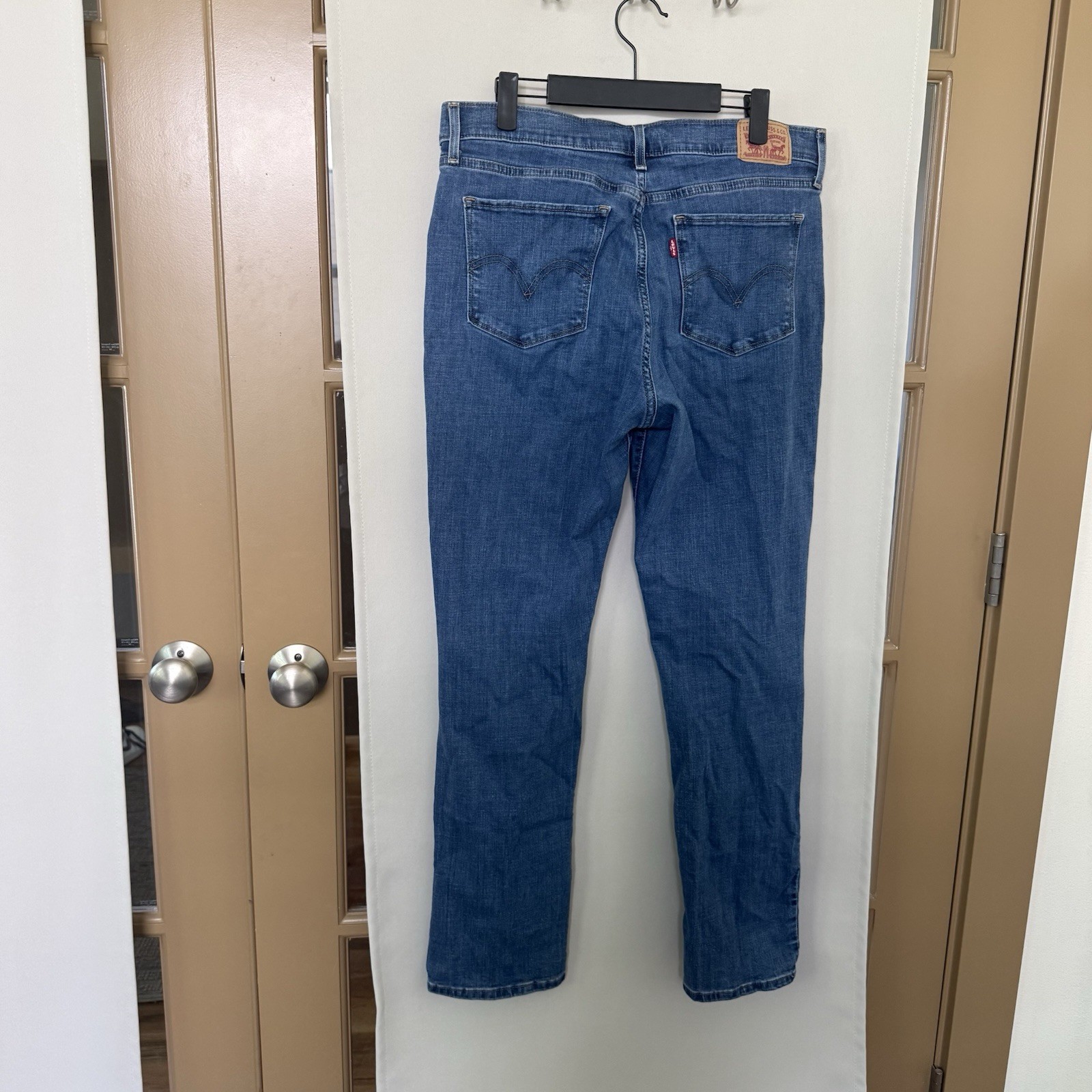 Levi’s Women’s 31 Blue Medium Wash Mid Rise Classic Straight Leg Denim Jeans
