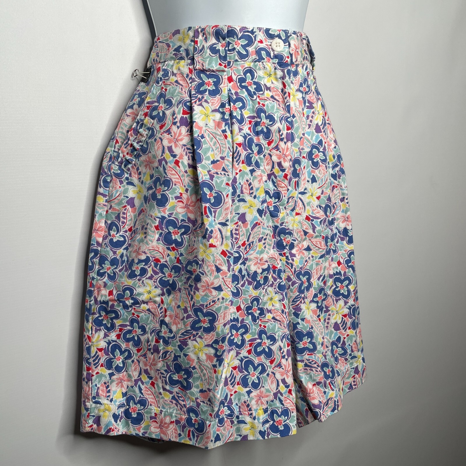 Vintage 80s LA MODE Mom Shorts Size 10 Floral Denim High Waist Pleat Front