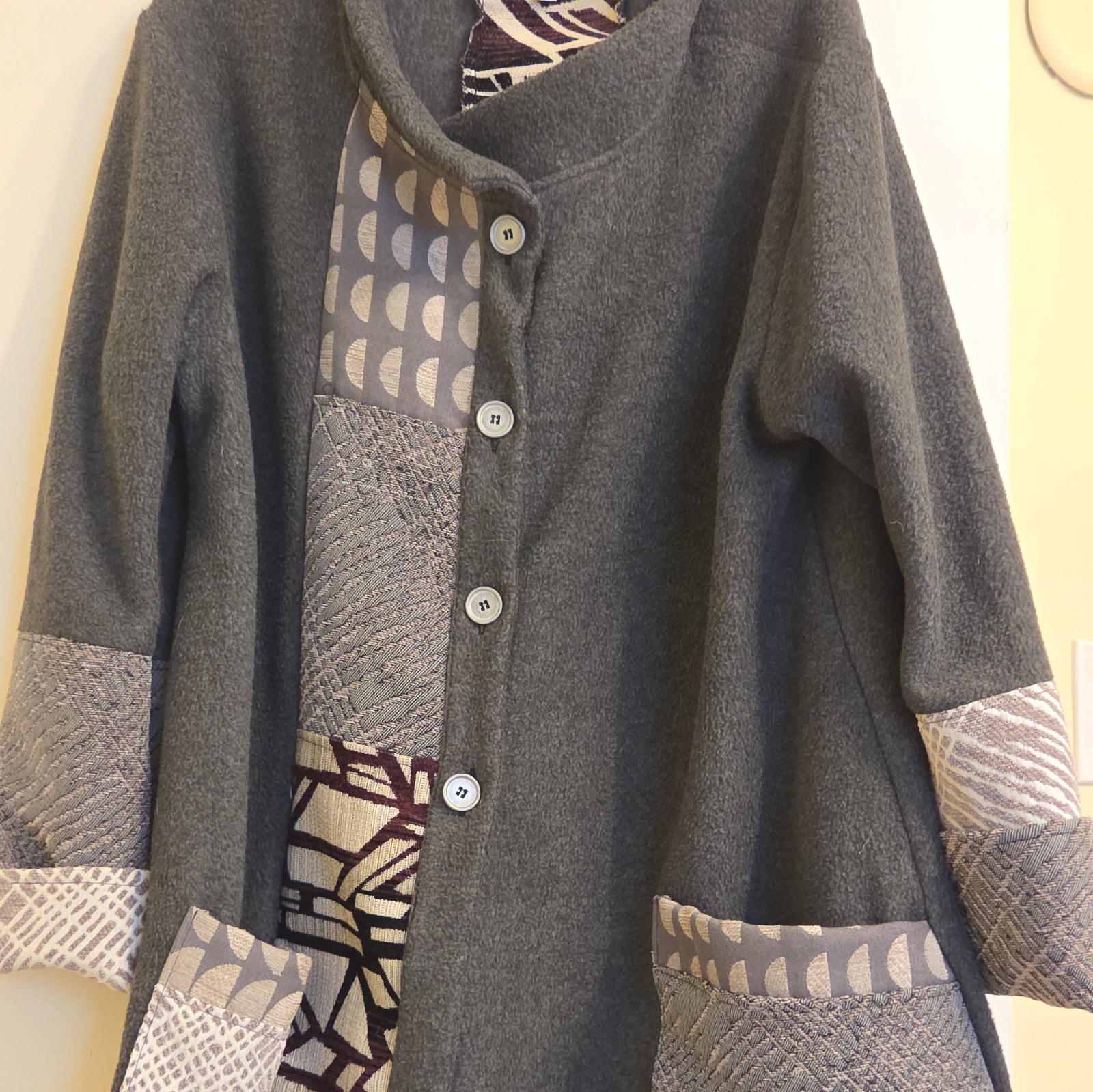DANI MAX Women’s L Gray Acrylic Button Front Jacket Geometric Trim Pockets