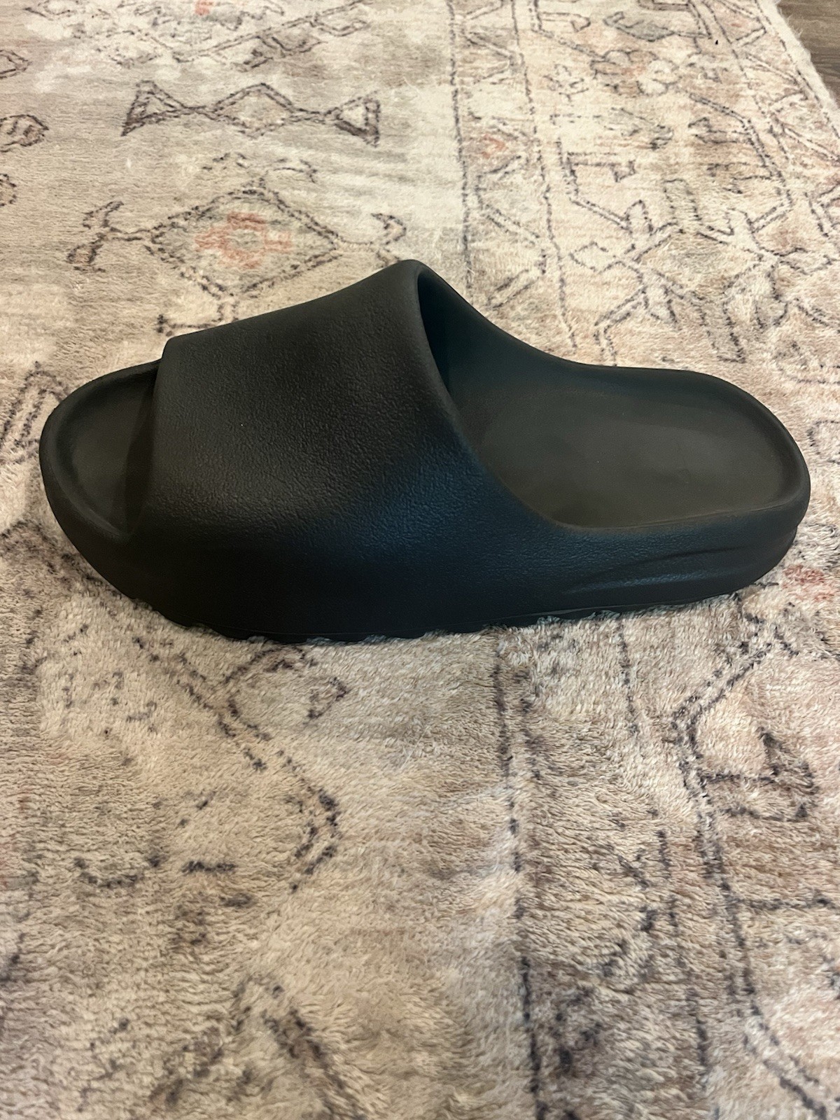 Adidas Yeezy Men’s Black Slide Slightly Used Good Condition