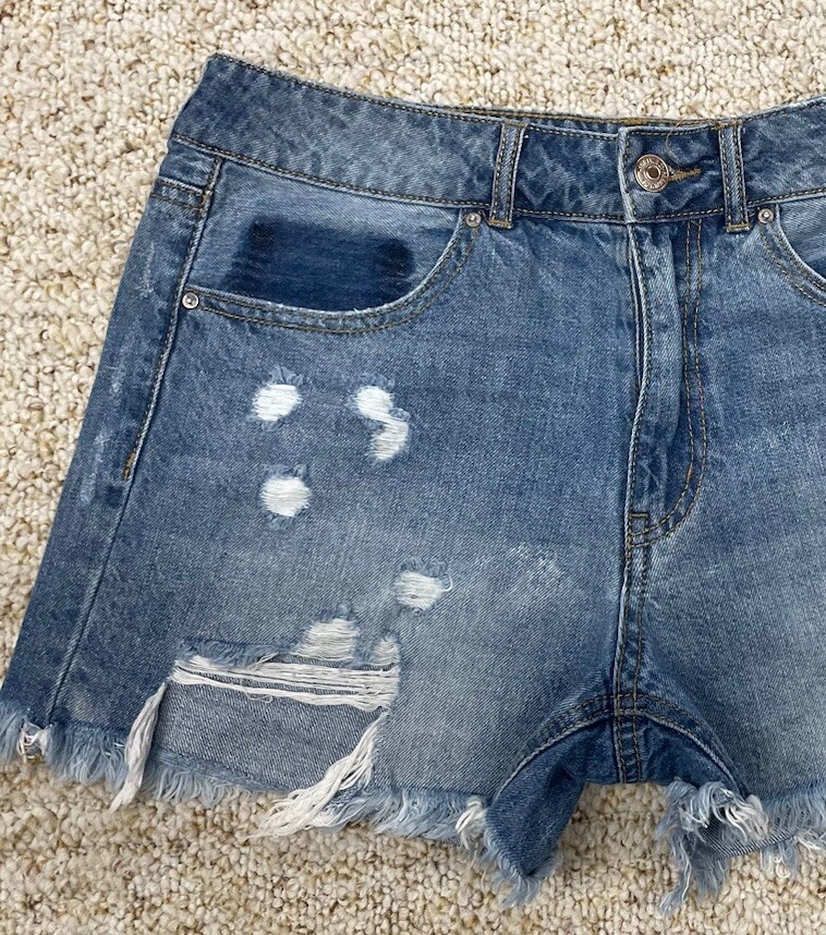 Forever 21 Jean Shorts Women’s Tag Size 28 Distressed Denim Cut Off (Waist 30″)