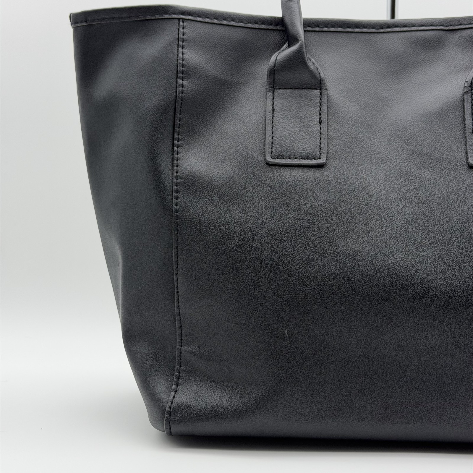 GIVENCHY Tote bag leather black Not available in Japan Magnetic button closure