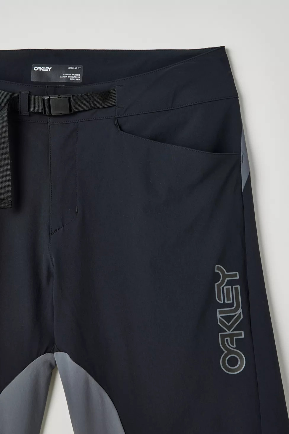 $100 Oakley Men’s Seeker 75 Bike Shorts 11.5” – Black/Grey – Size 29 – New Tags
