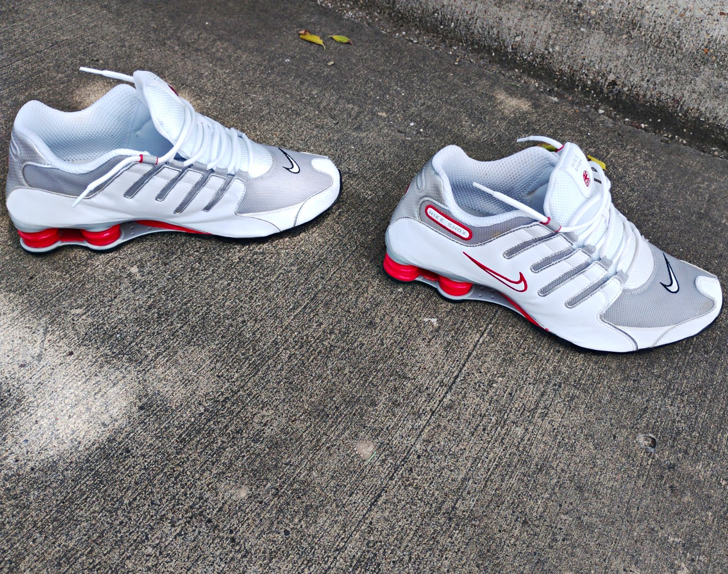 Nike Shox R4 Men’s Low Top Lace-Up Athletic Sneakers White Gray Red