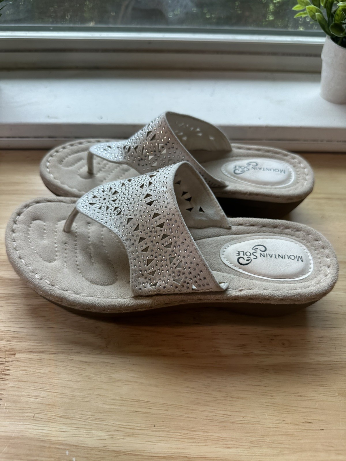 Mountain Sole Women’s Sandal White decorative cut white rhineston Size 7